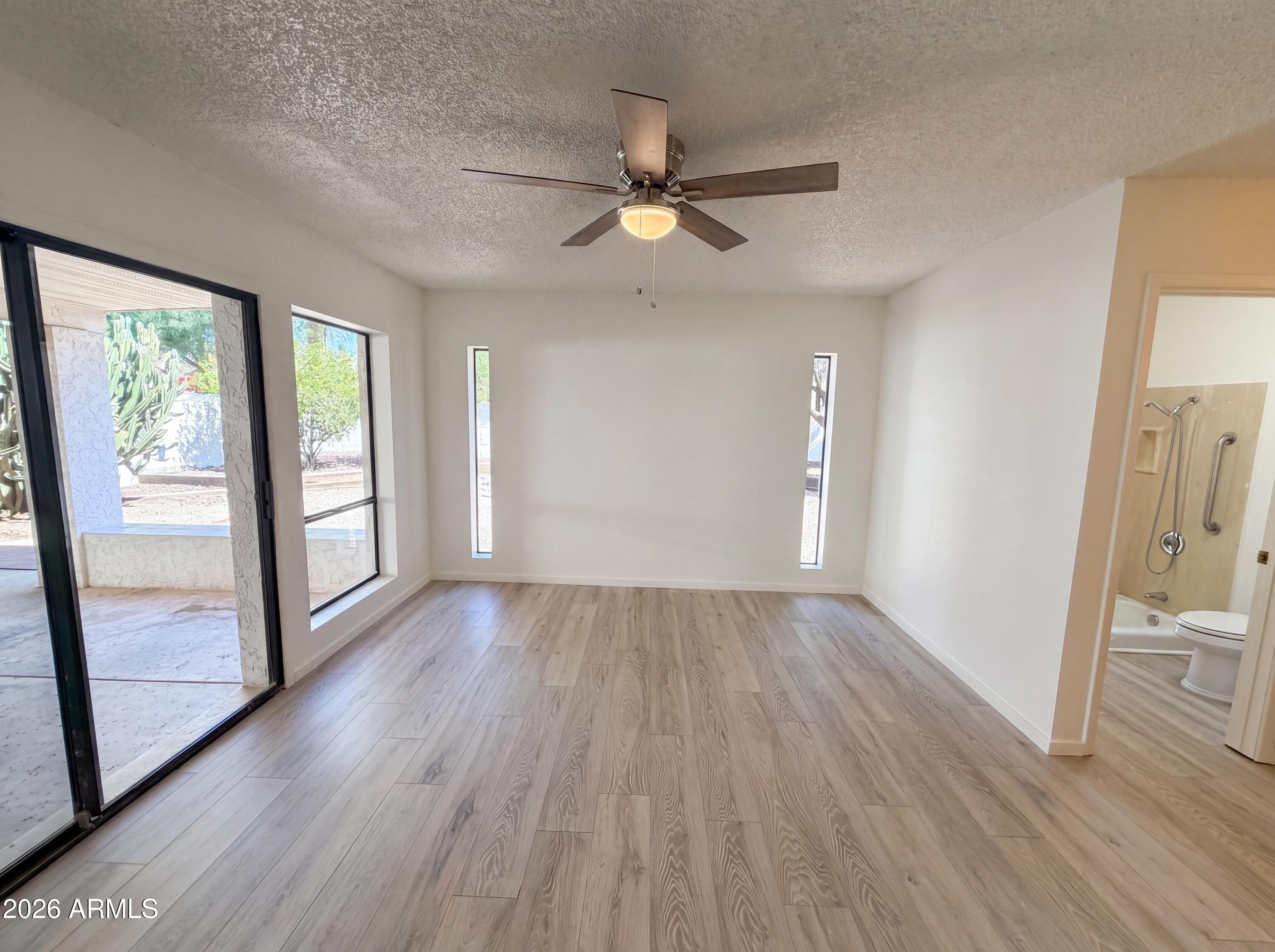 318 W KINGS Avenue