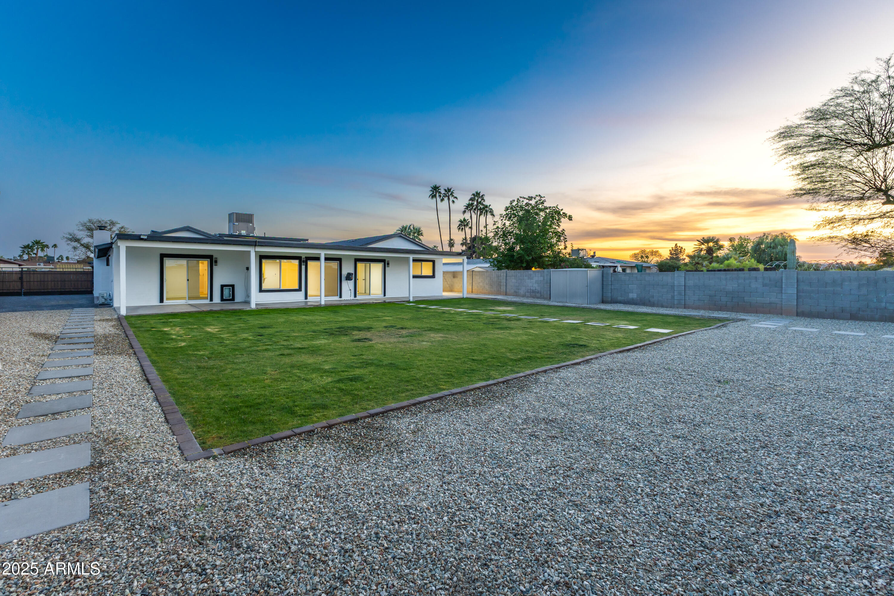1868 E LA DONNA Drive