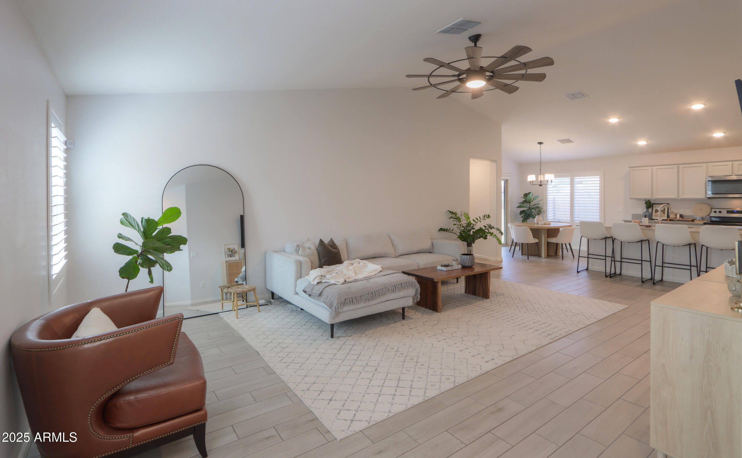 1739 E ELEGANTE Drive