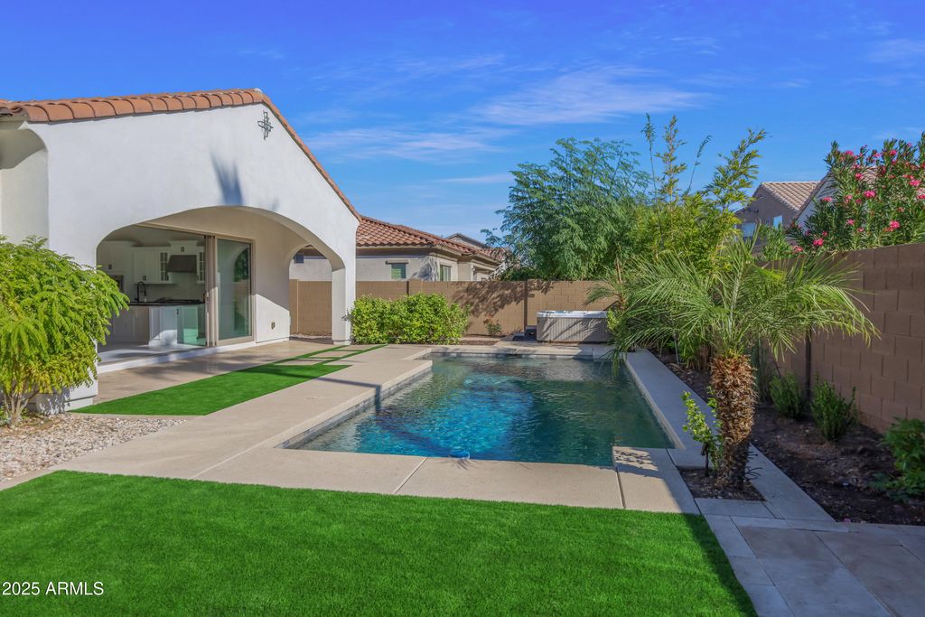 Photo of 1555 W Sea Fog Drive, Gilbert, AZ 85233 (MLS # 6949909)