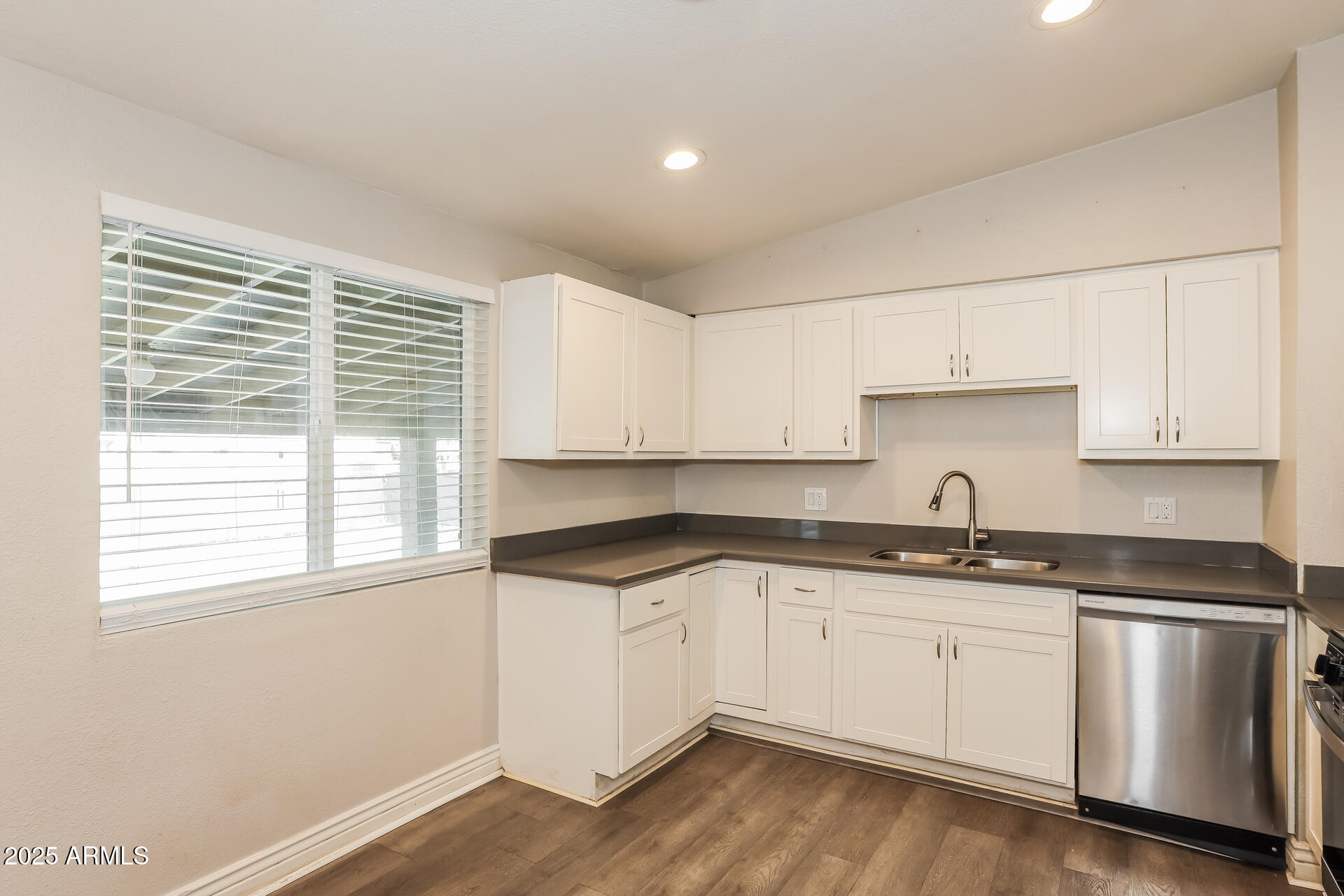 7460 W CINNABAR Avenue