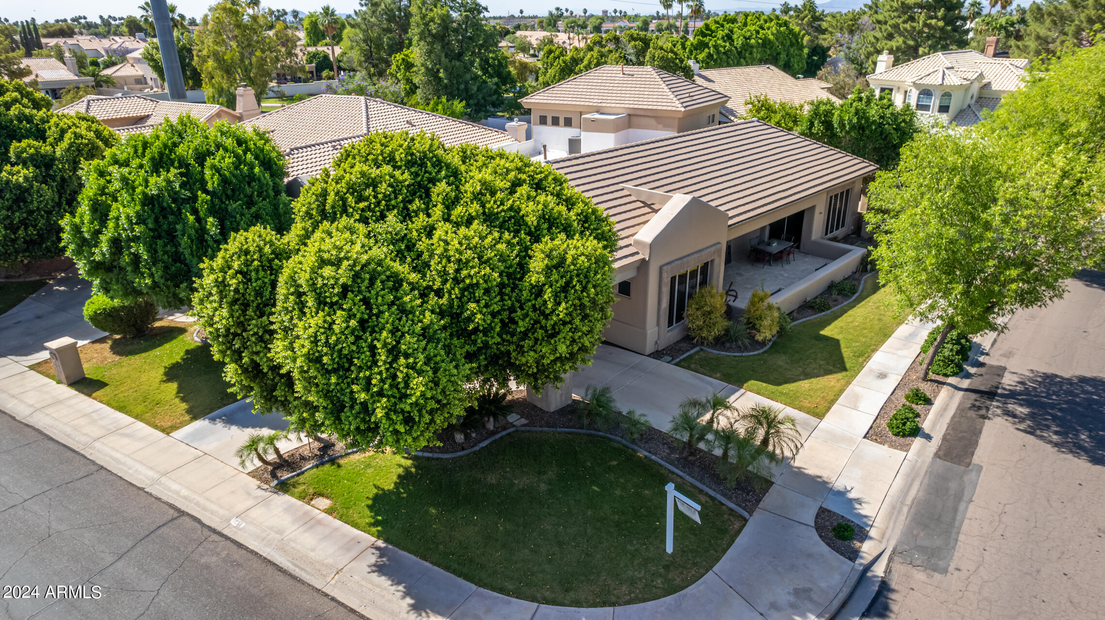 1920 E SCHOONER Court
