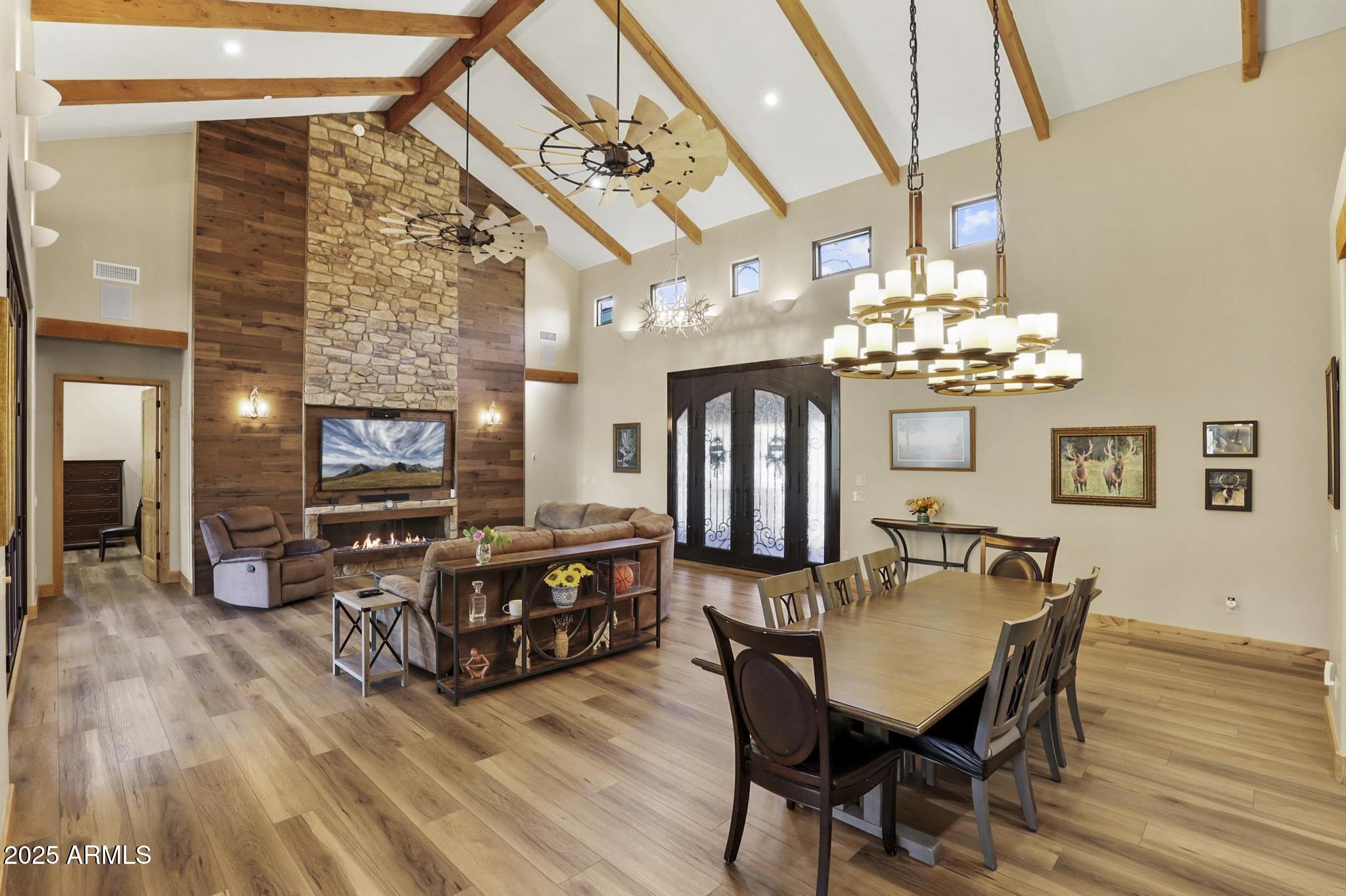 1903 E PHOENIX Circle