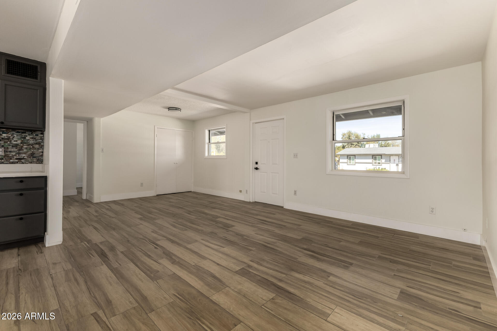 2535 E HARTFORD Avenue