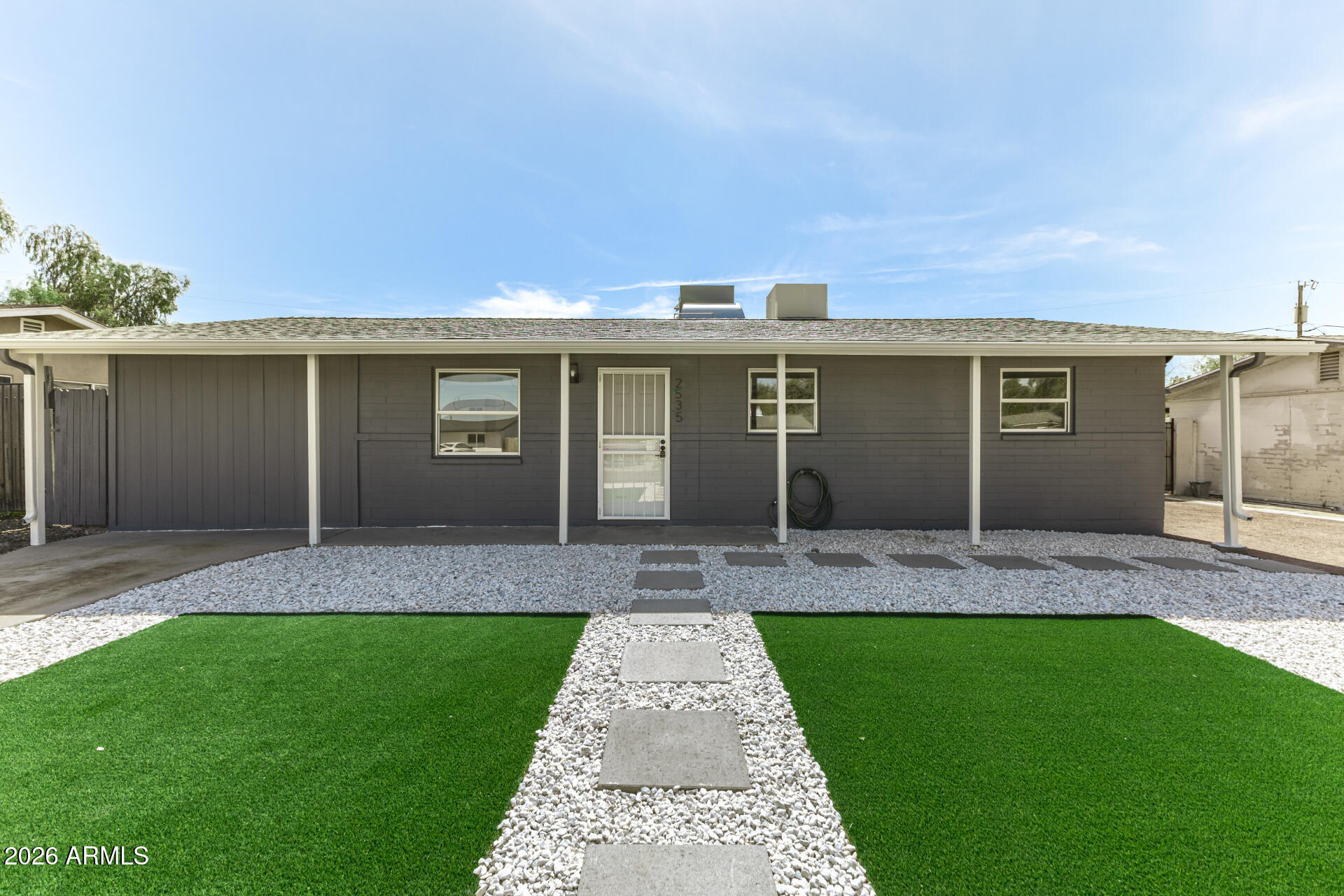 2535 E HARTFORD Avenue