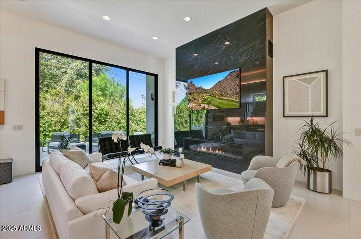 100 W NORTHERN Avenue 8