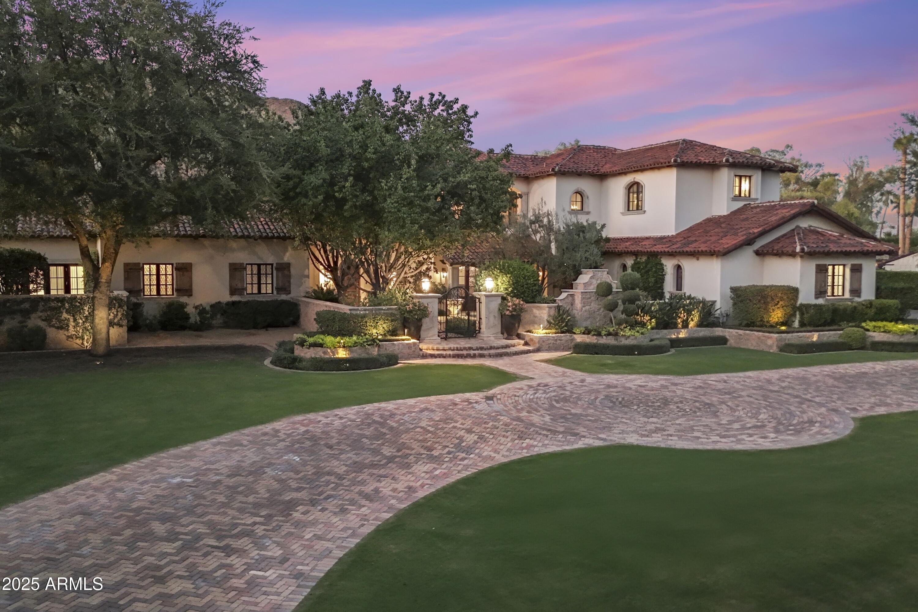 5902 E ARCADIA Lane