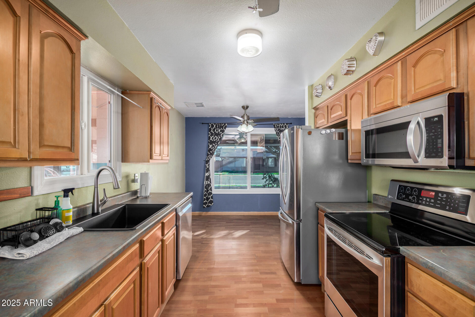 2402 W POINSETTIA Drive