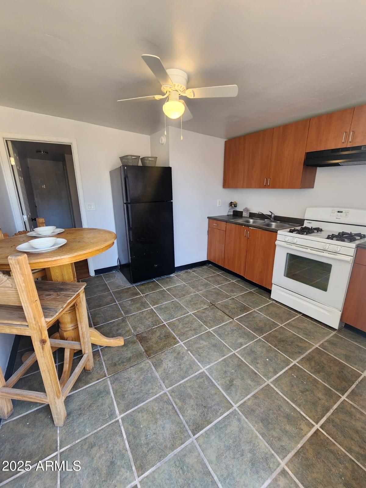 1629 W desert cove Avenue