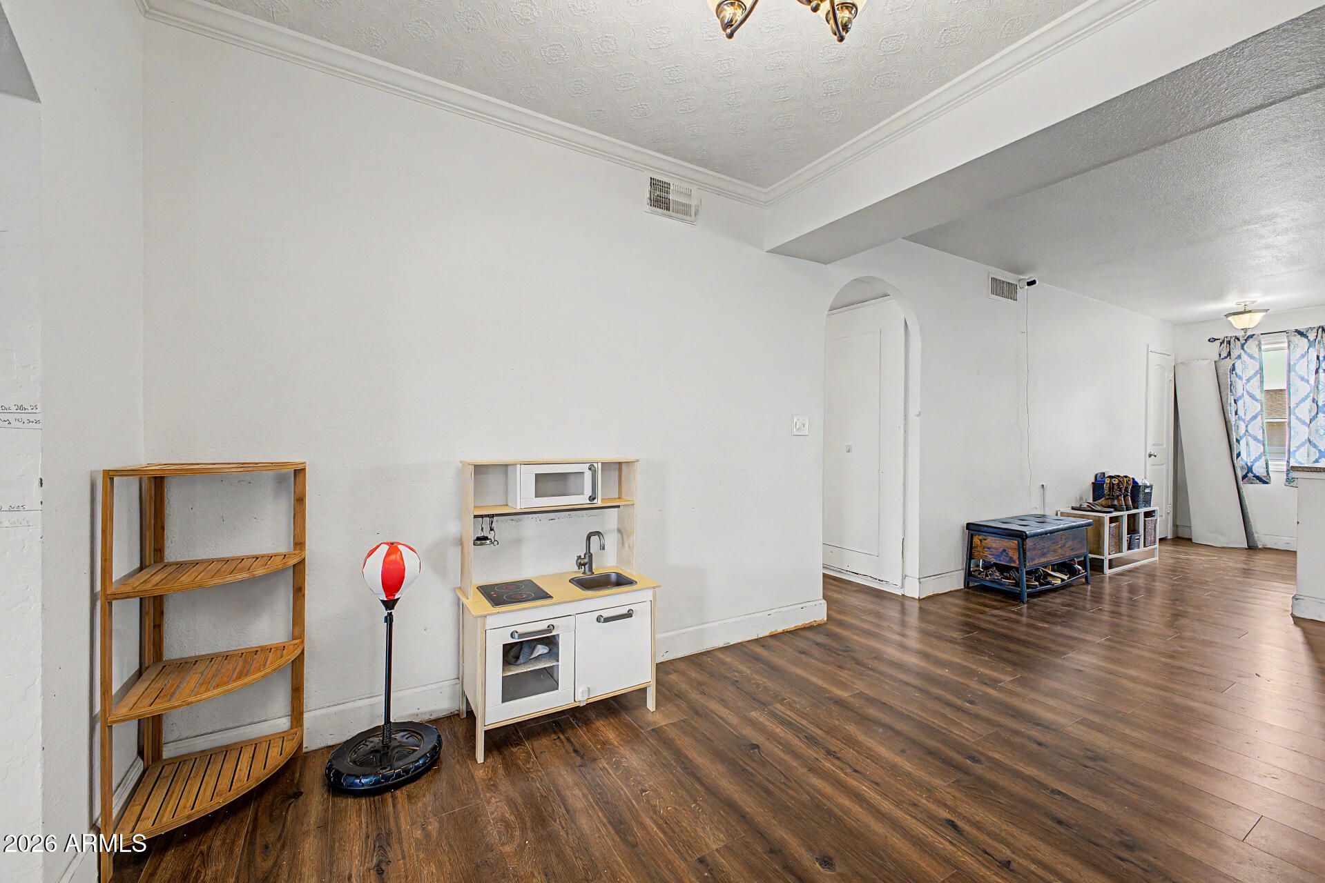 1335 E 8TH Street