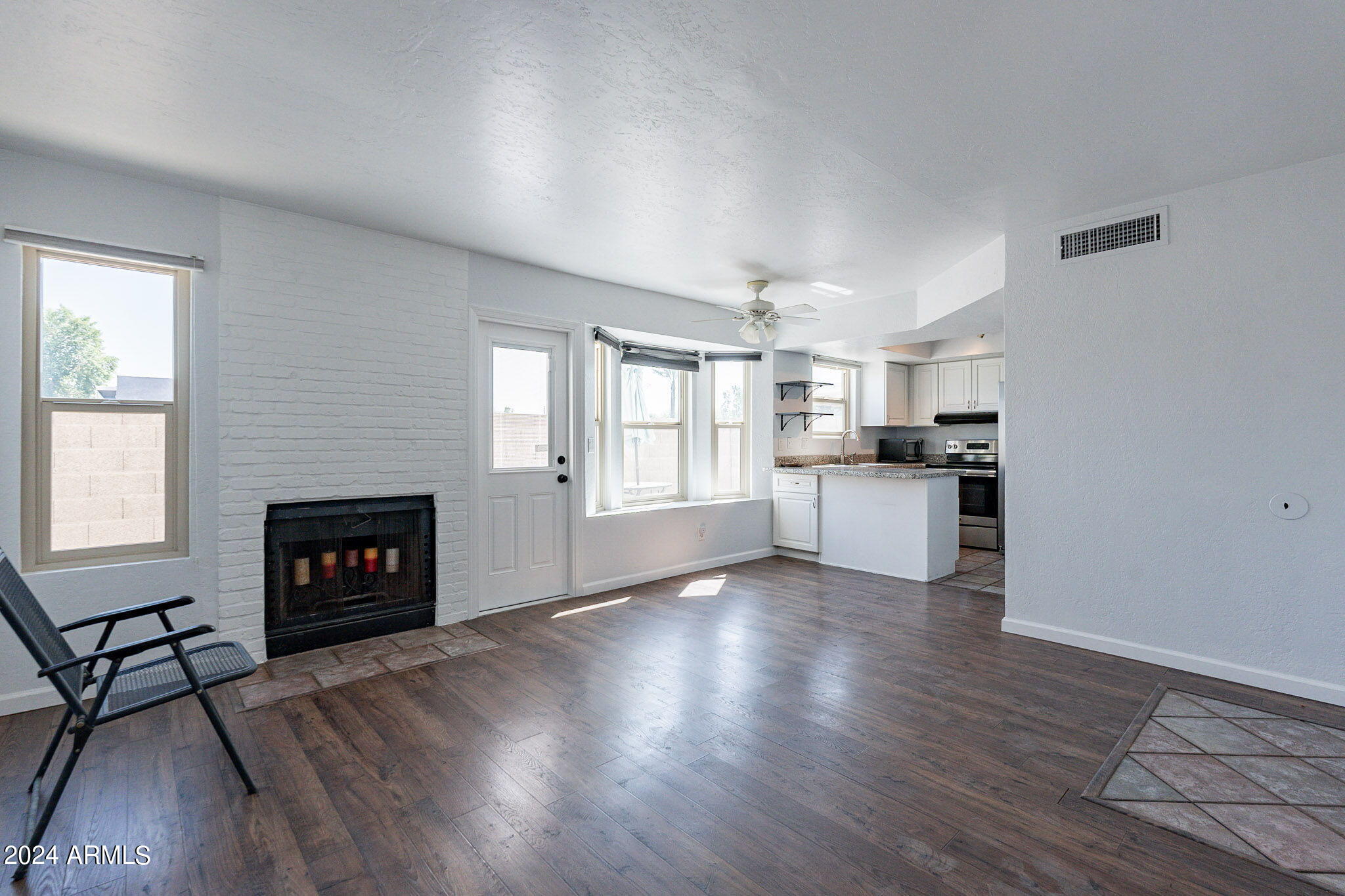 820 W UNIVERSITY Drive 13