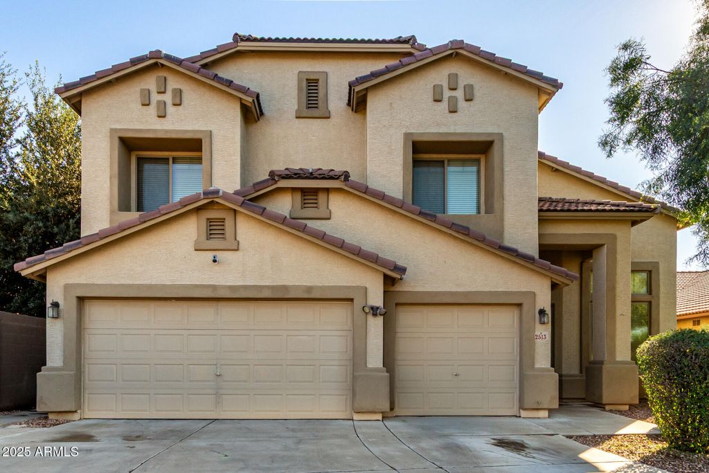Photo of 2513 W Branham Lane, Phoenix, AZ 85041 (MLS # 6973934)