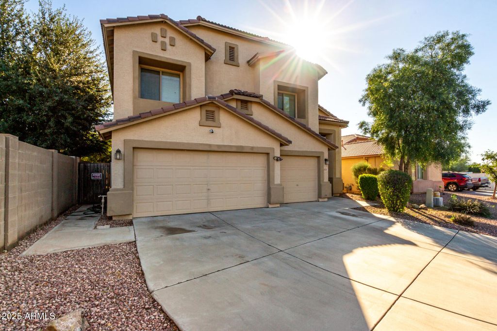 Photo of 2513 W Branham Lane, Phoenix, AZ 85041 (MLS # 6973934)