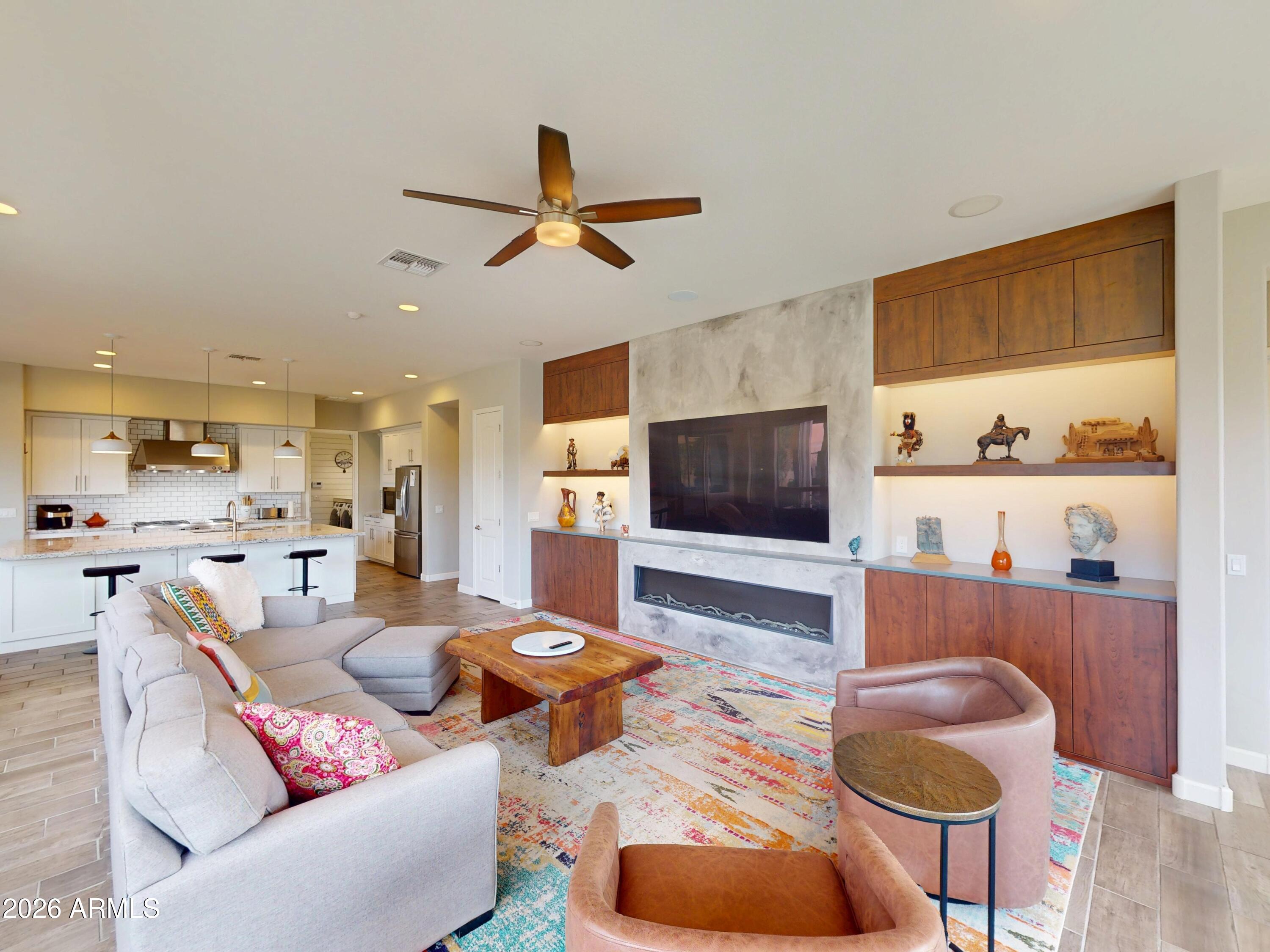 5812 E LITTLE WELLS Pass