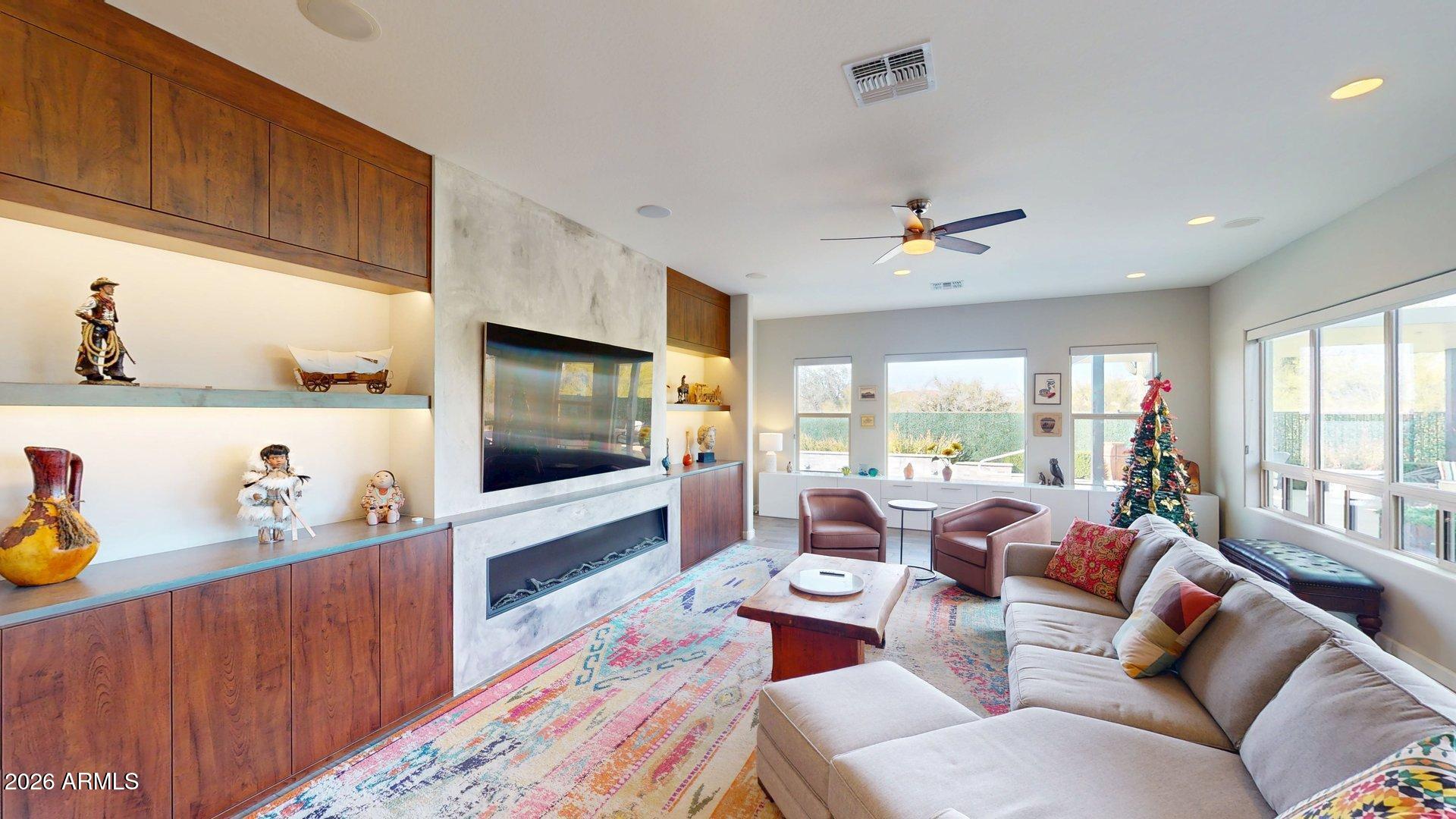 5812 E LITTLE WELLS Pass