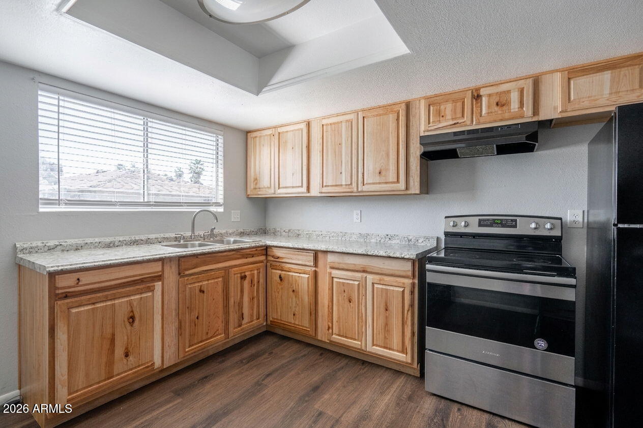 3346 W HARMONT Drive