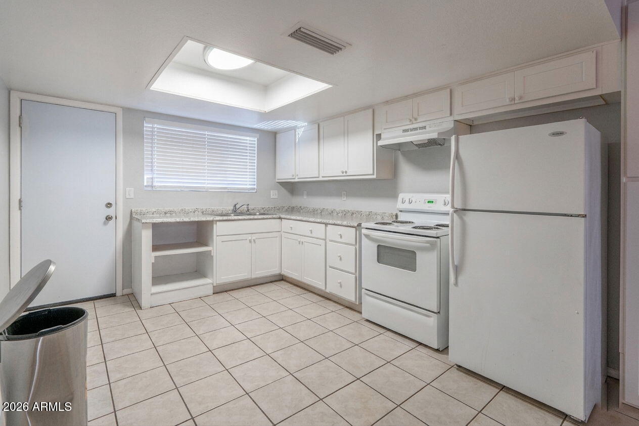 3346 W HARMONT Drive