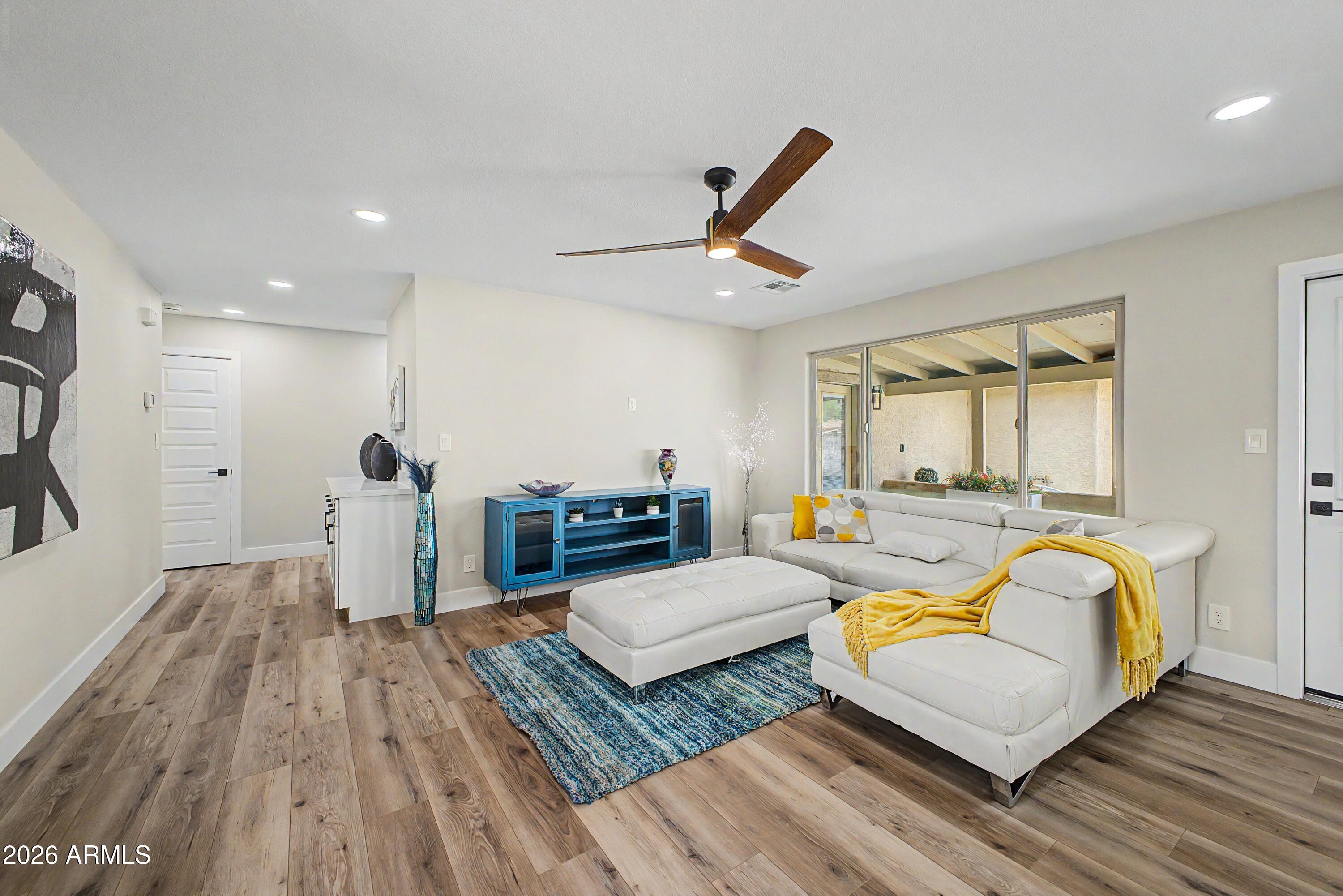 922 E LOYOLA Drive