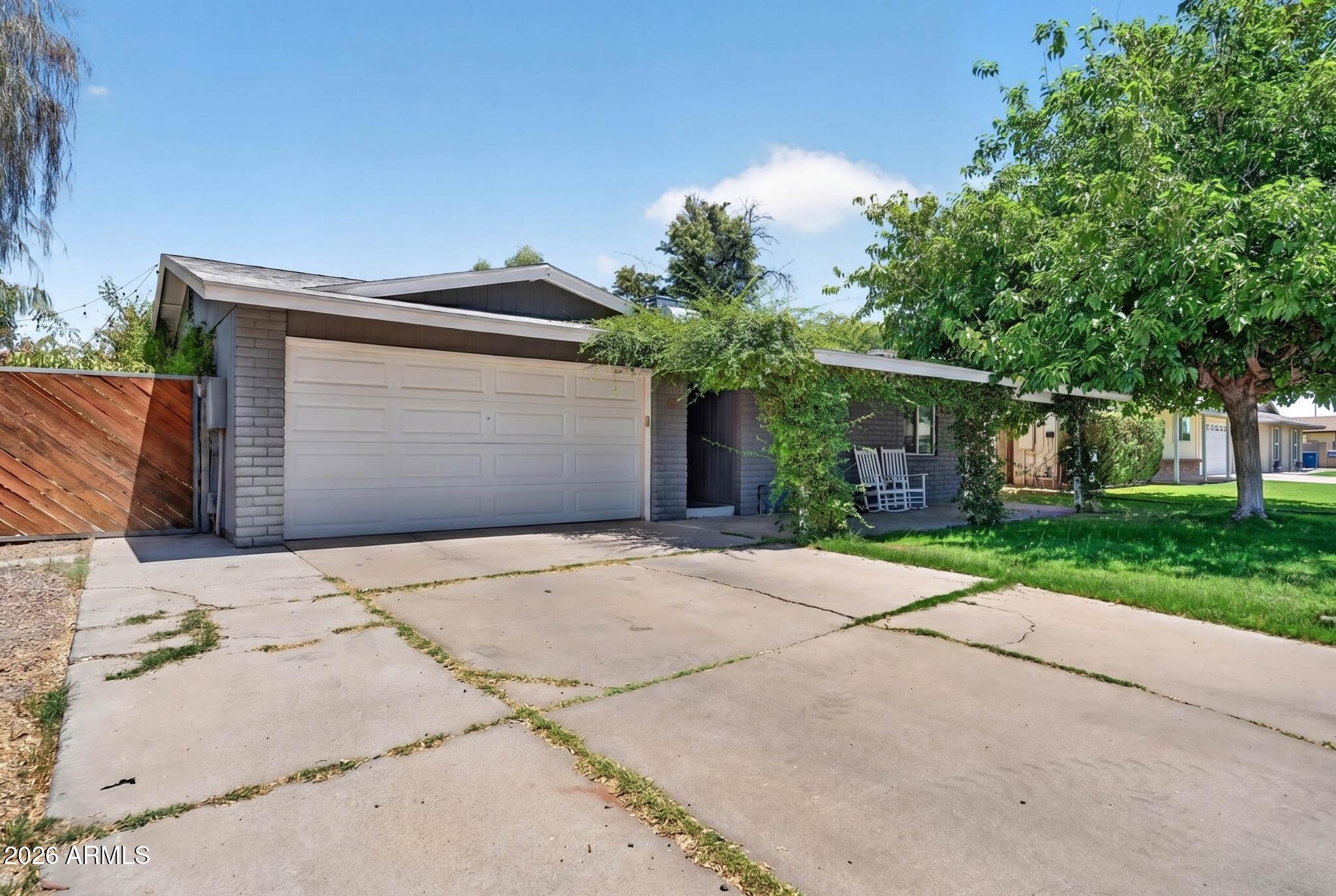 422 W HORSESHOE Avenue