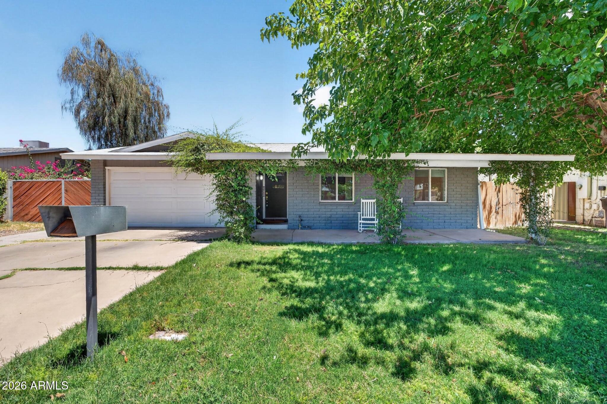 422 W HORSESHOE Avenue