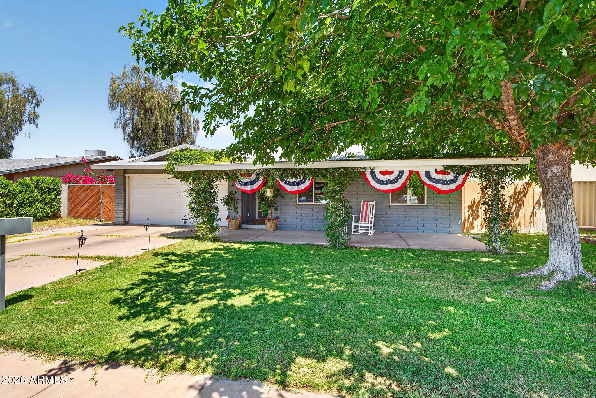 422 W HORSESHOE Avenue
