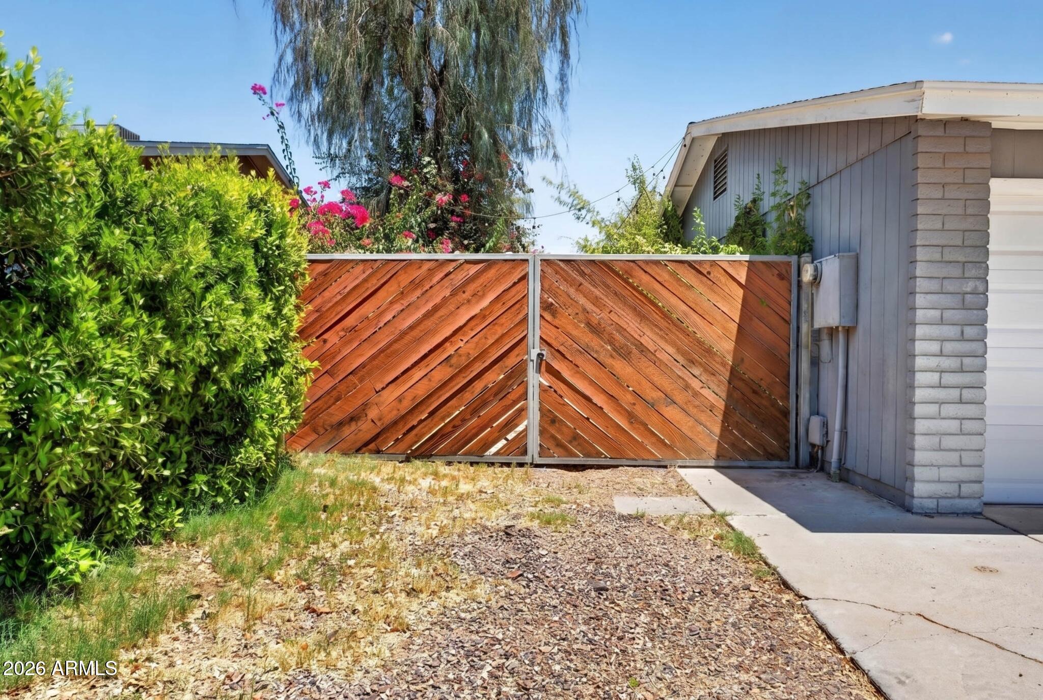 422 W HORSESHOE Avenue