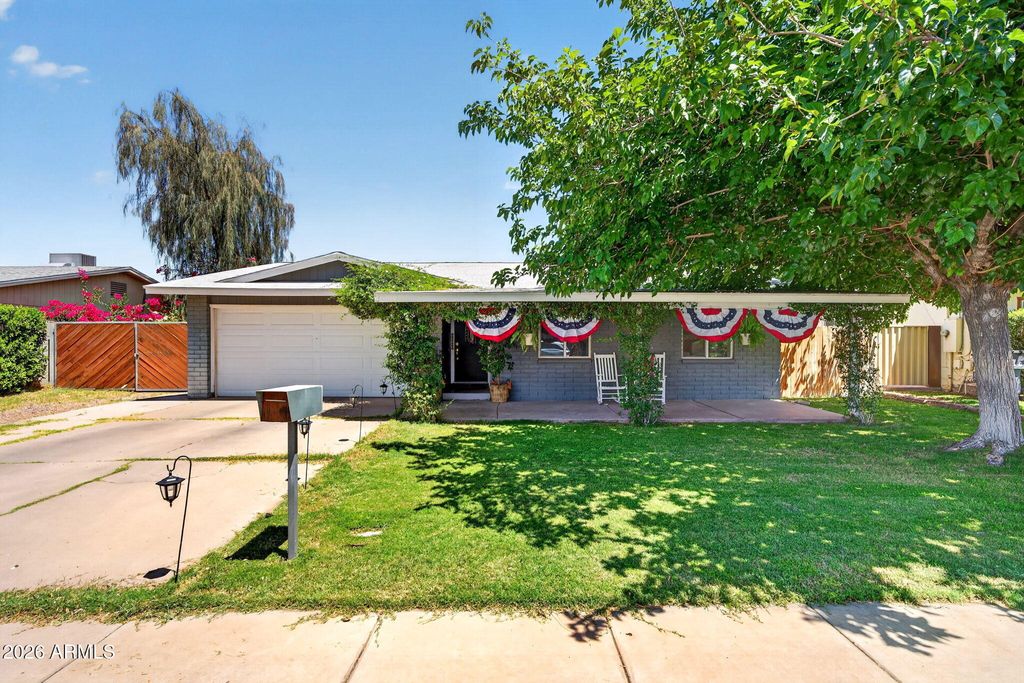 Photo of 422 W Horseshoe Avenue, Gilbert, AZ 85233 (MLS # 7031366)