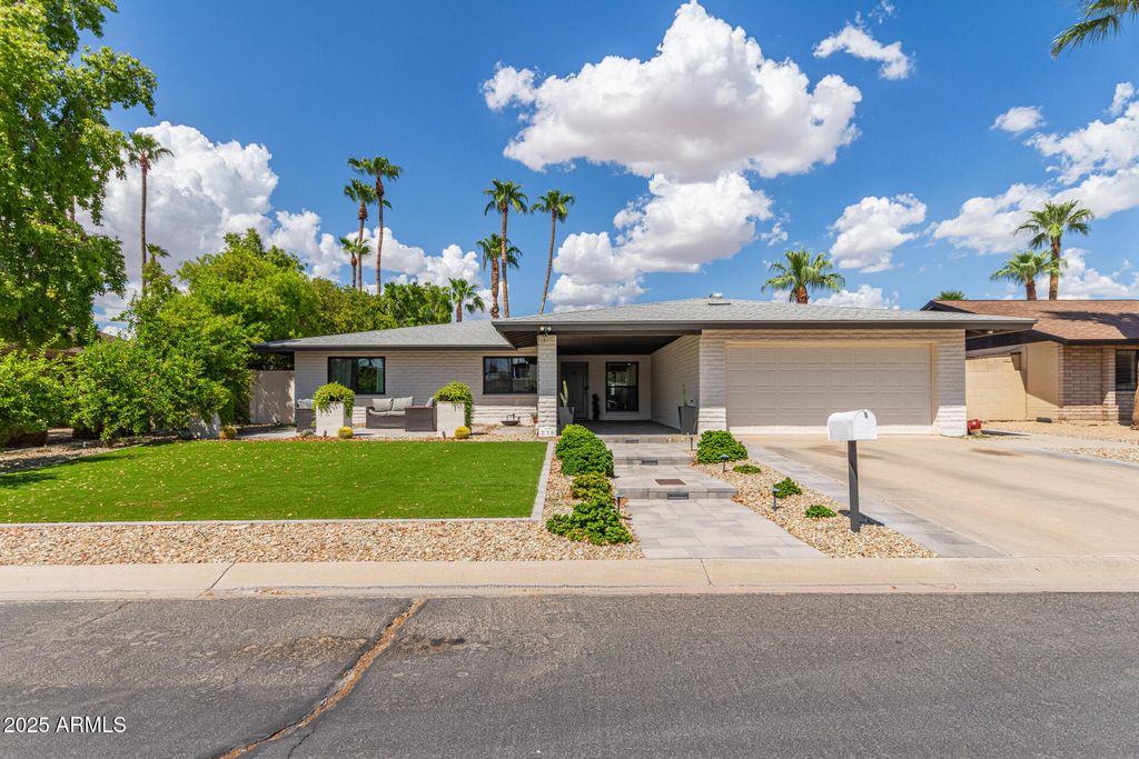 Photo of 230 W Pintura Circle, Litchfield Park, AZ 85340 (MLS # 6918977)