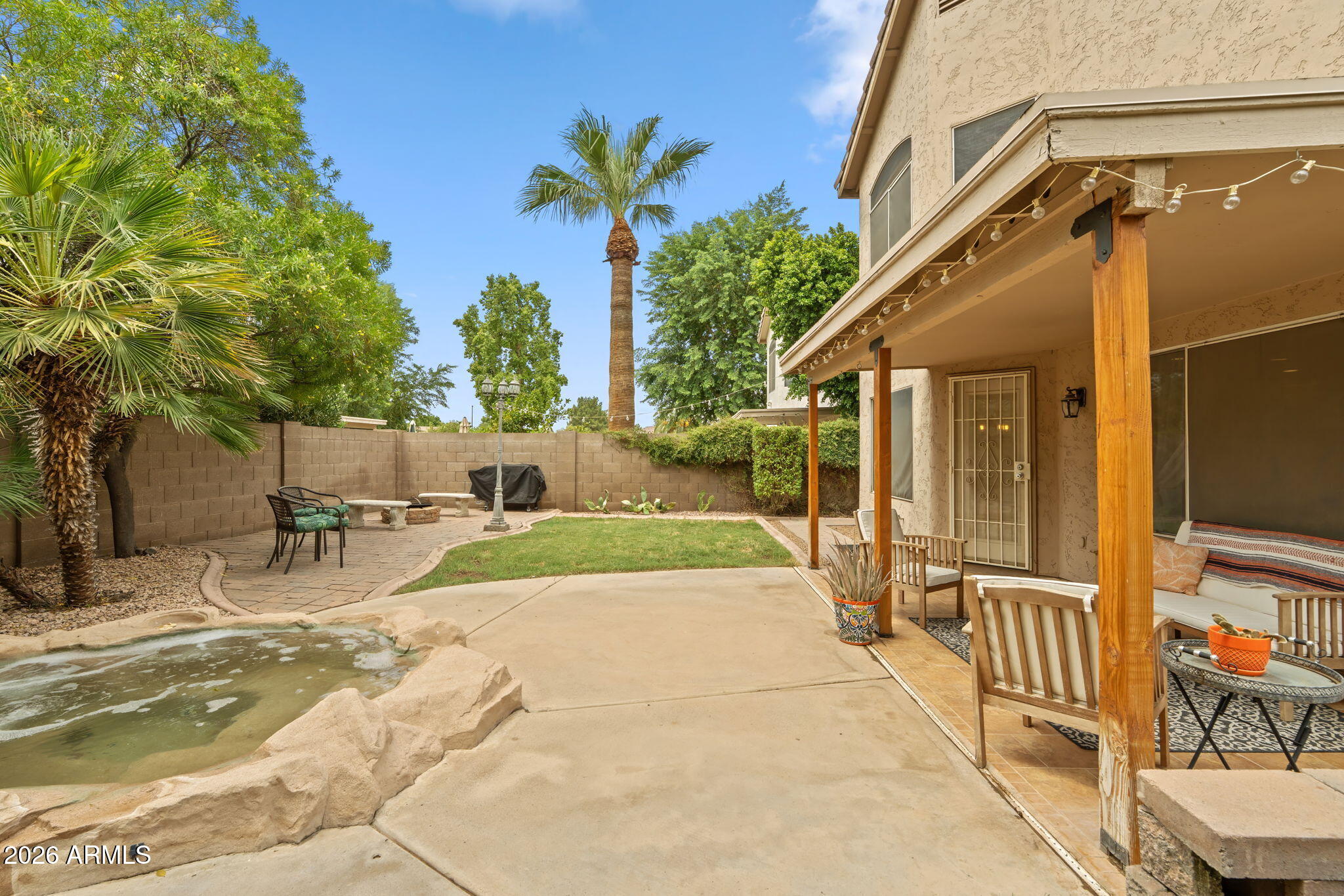 519 W ENCINAS Street