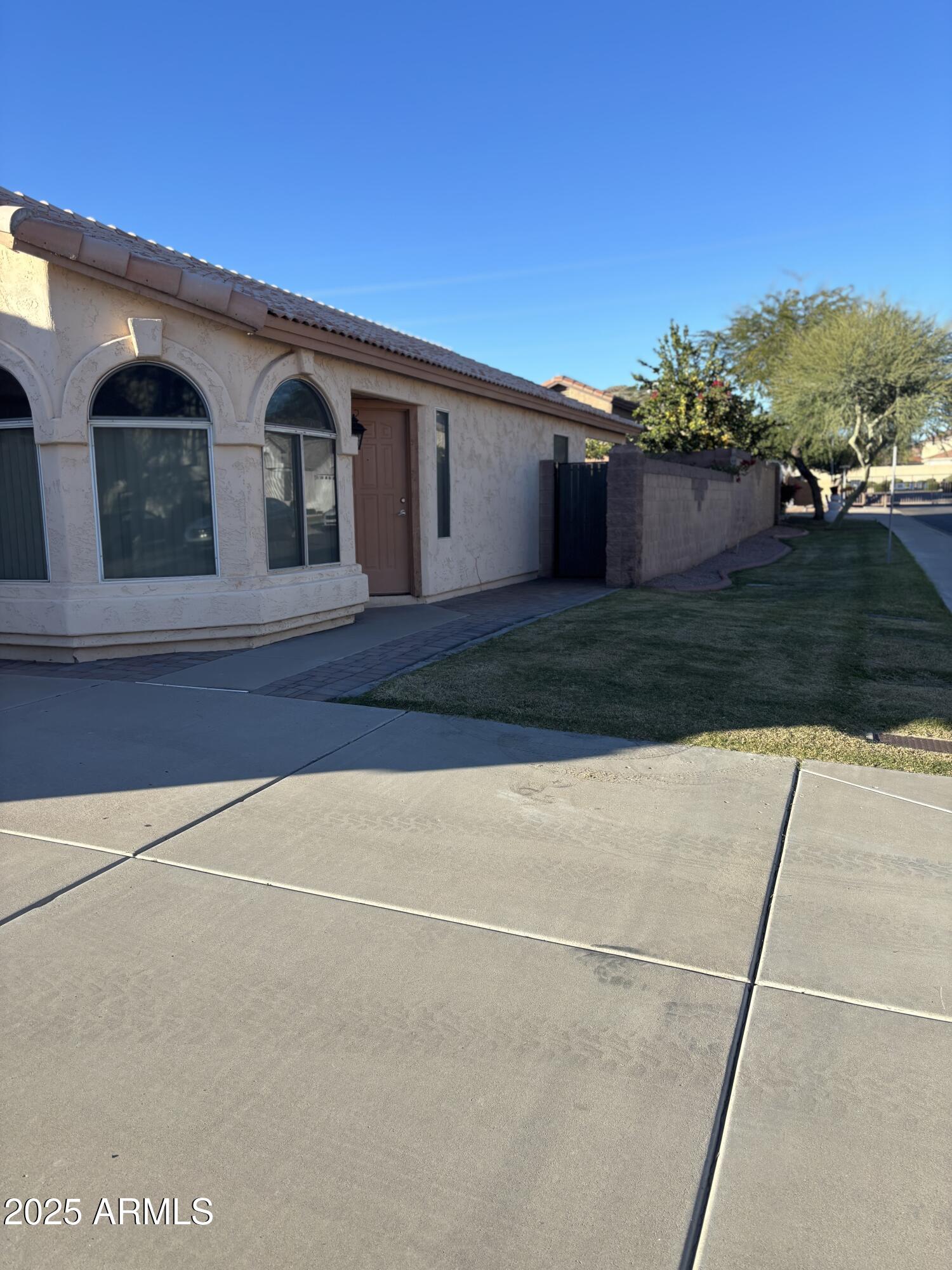 2221 E UNION HILLS Drive 165