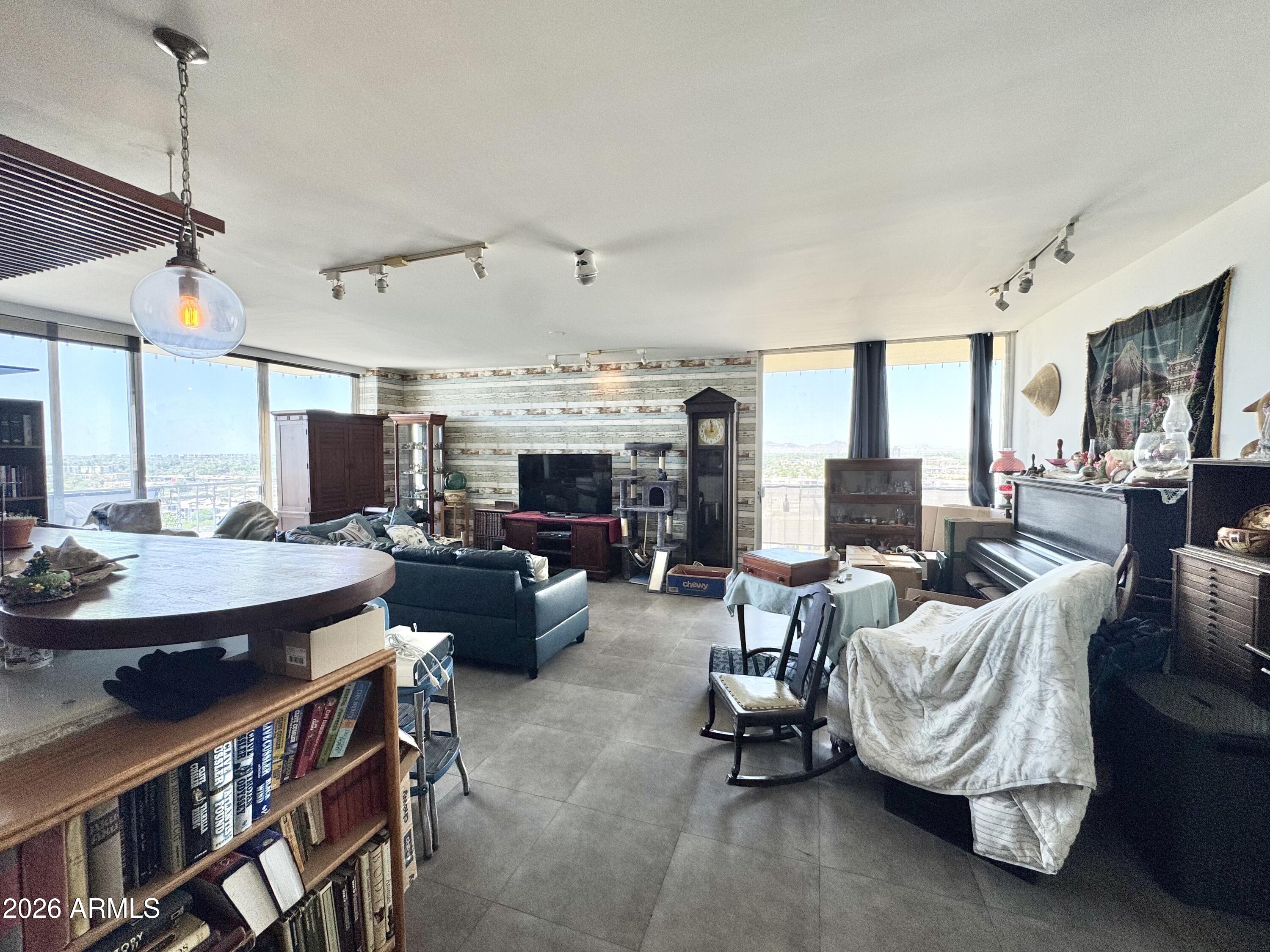 207 W CLARENDON Avenue C14