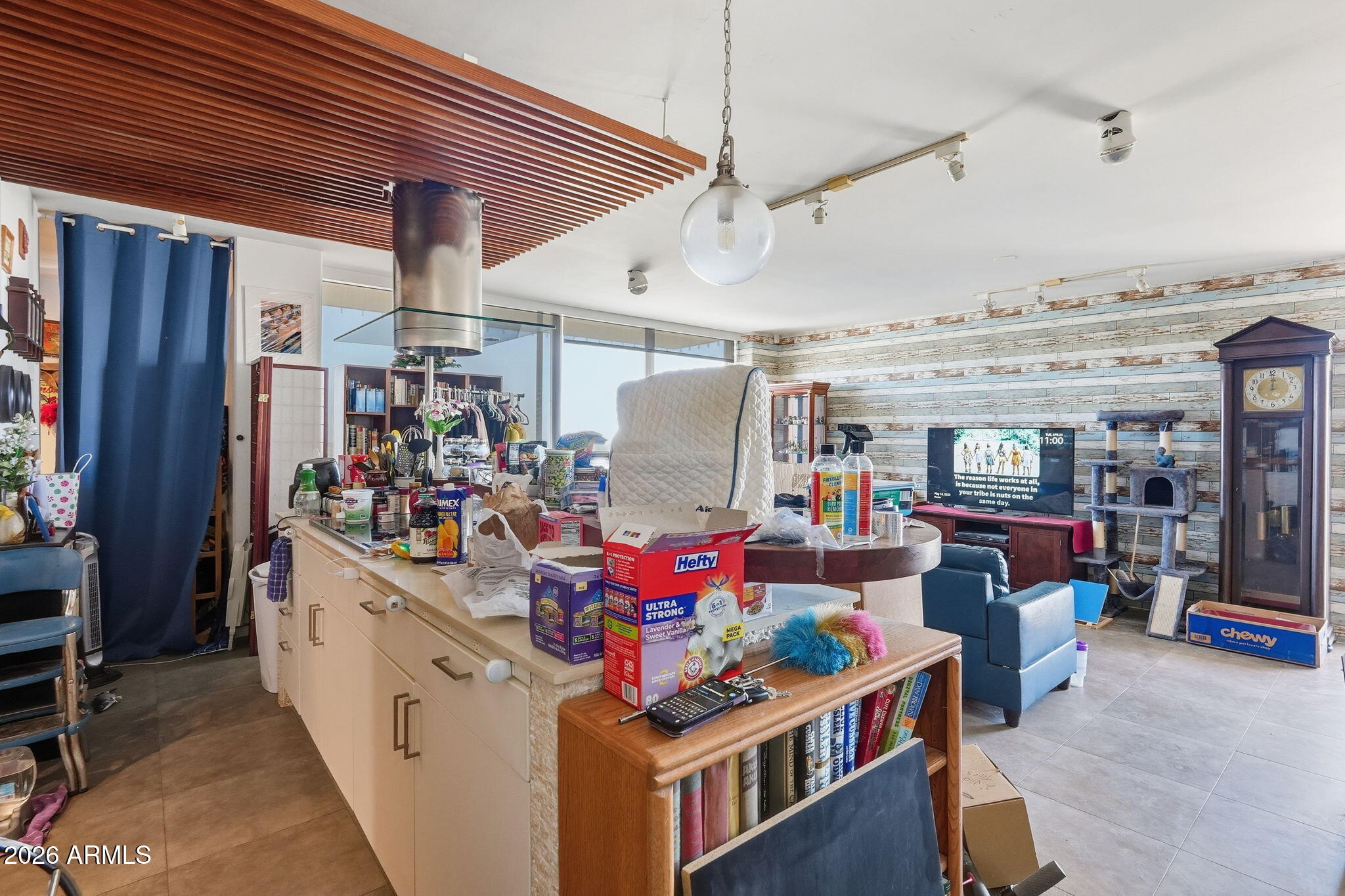 207 W CLARENDON Avenue C14