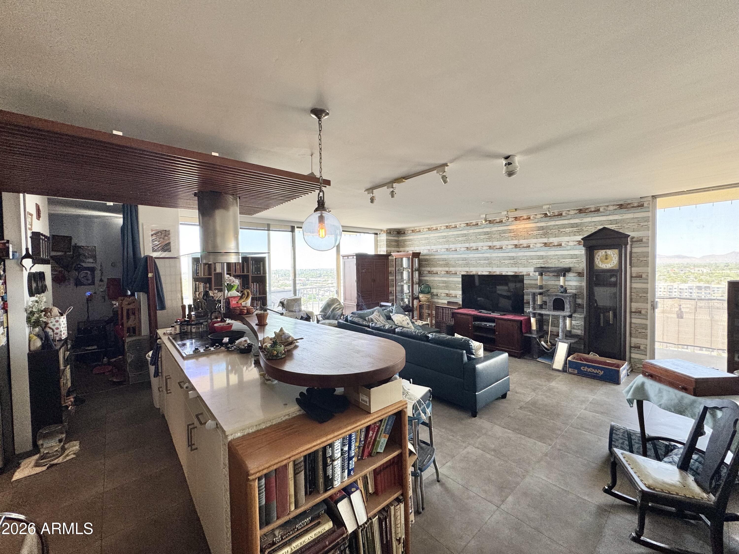207 W CLARENDON Avenue C14