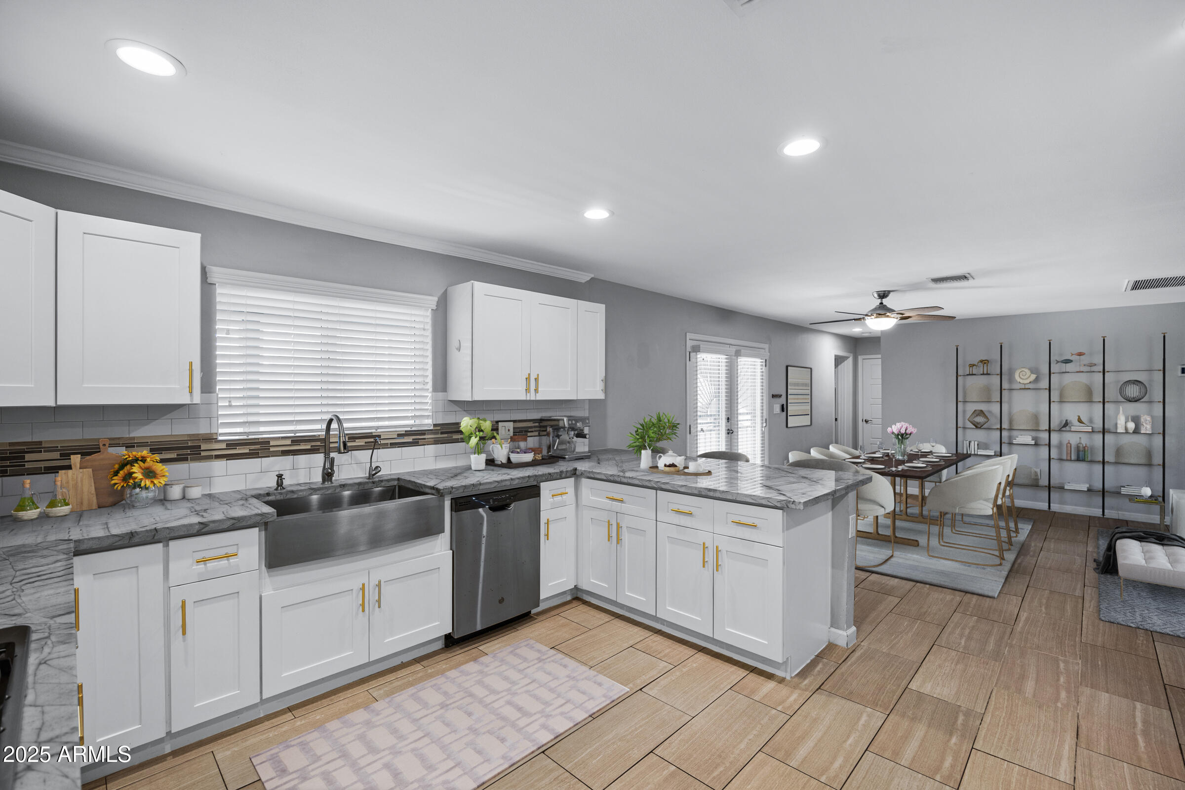 1601 W GLENROSA Avenue