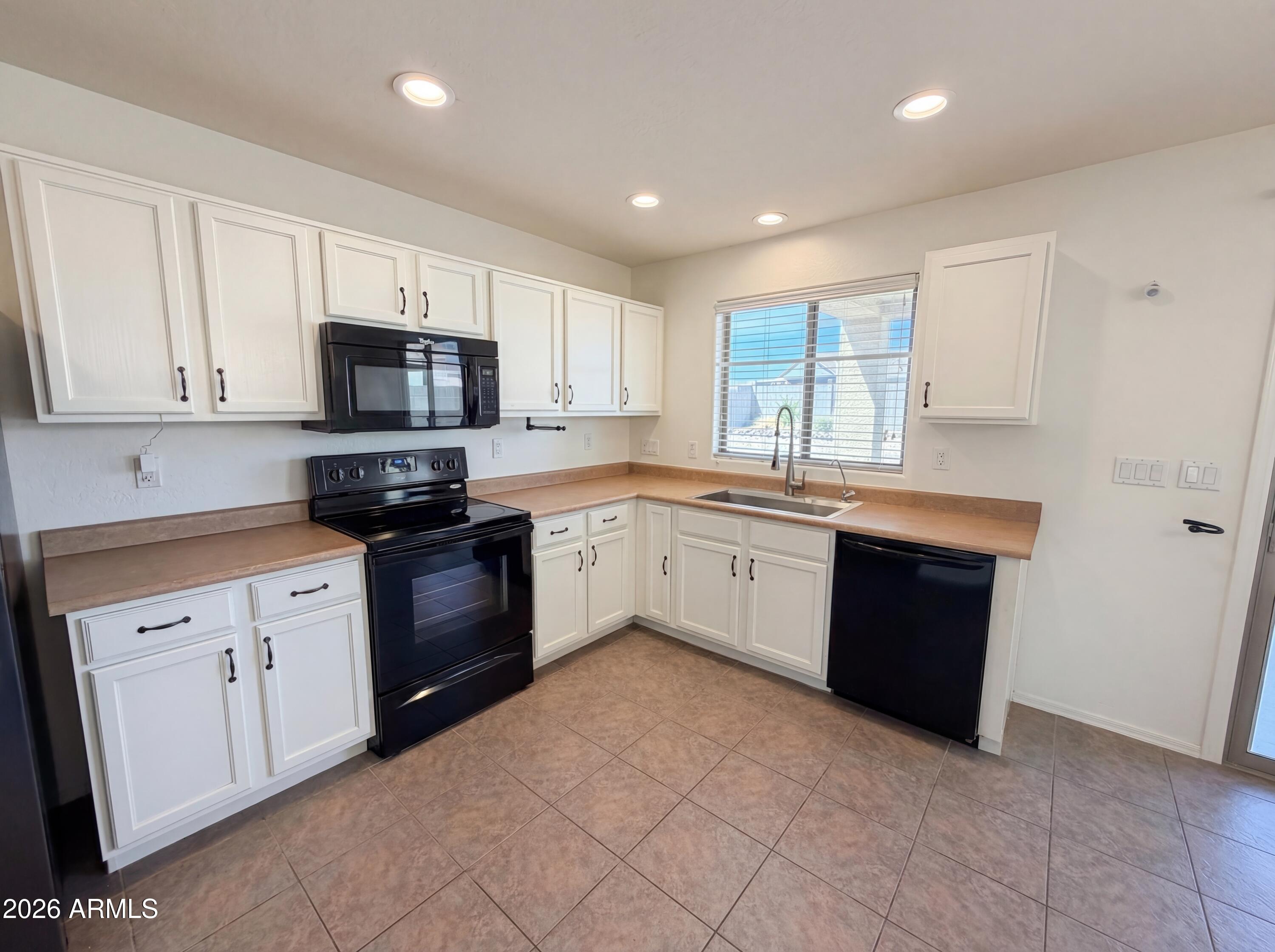 24466 W PUEBLO Avenue