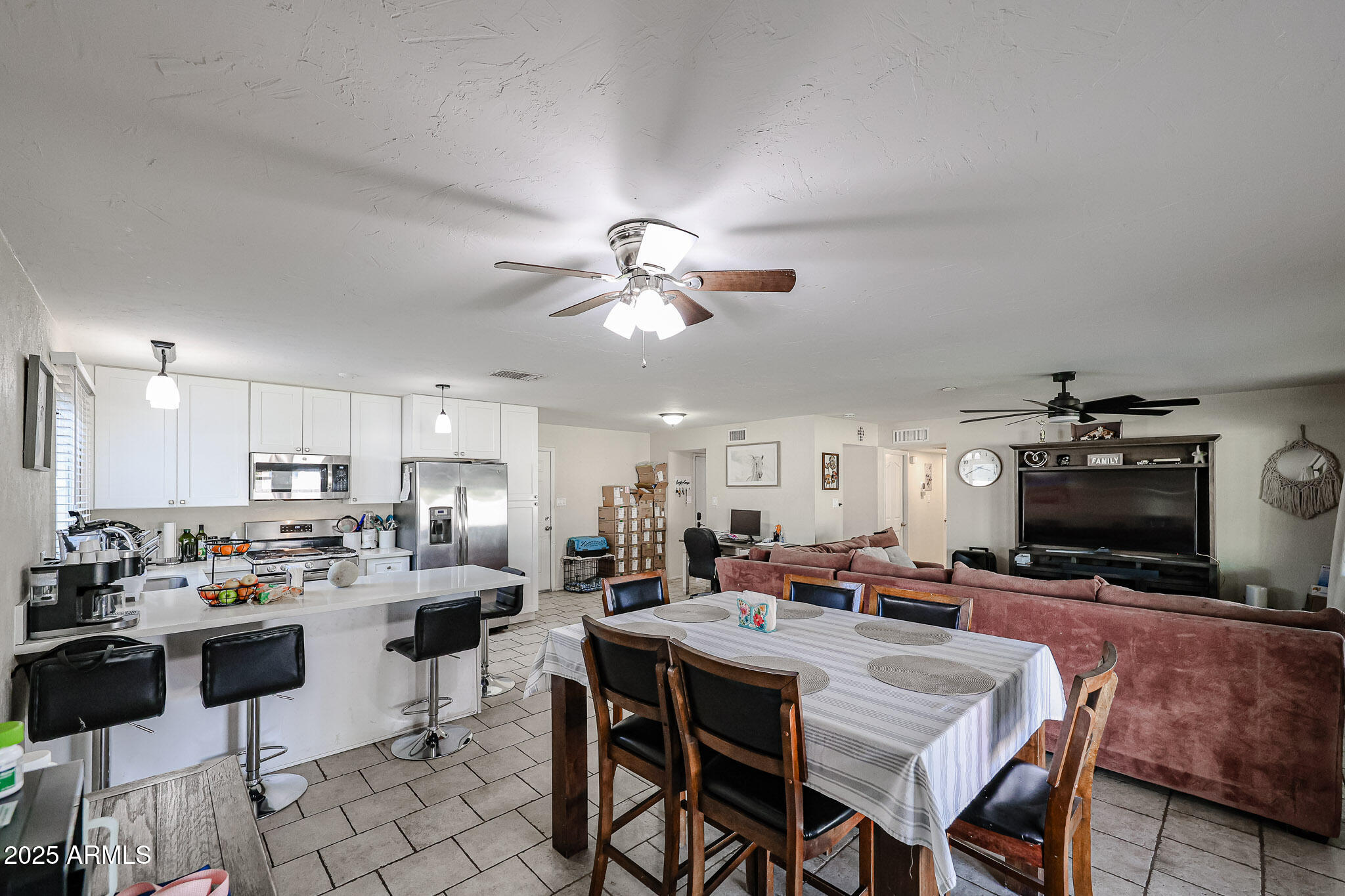 2158 W WILLOW Avenue