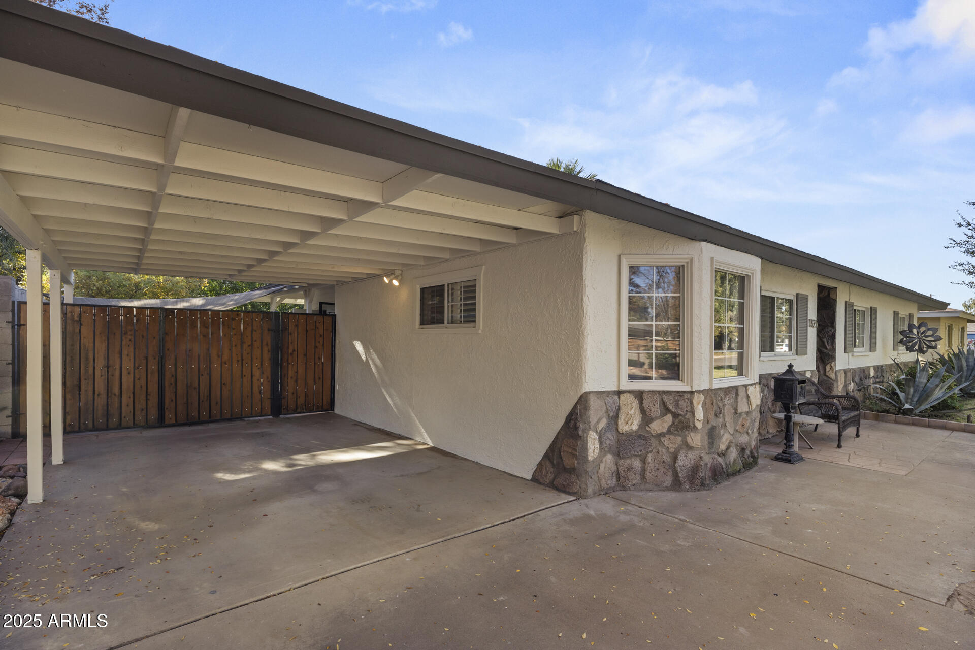 1825 E MEDLOCK Drive