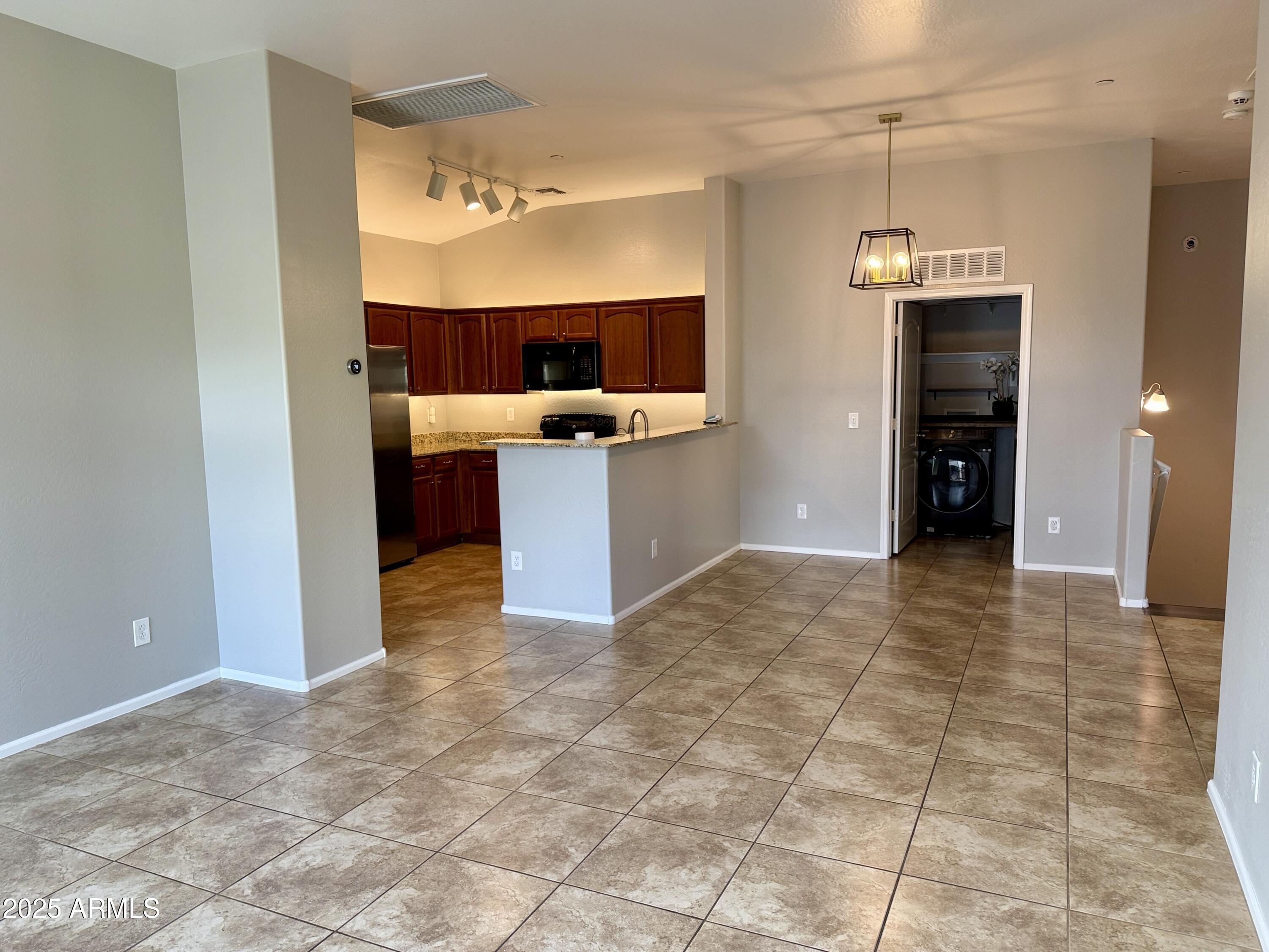 2725 E MINE CREEK Road 2156