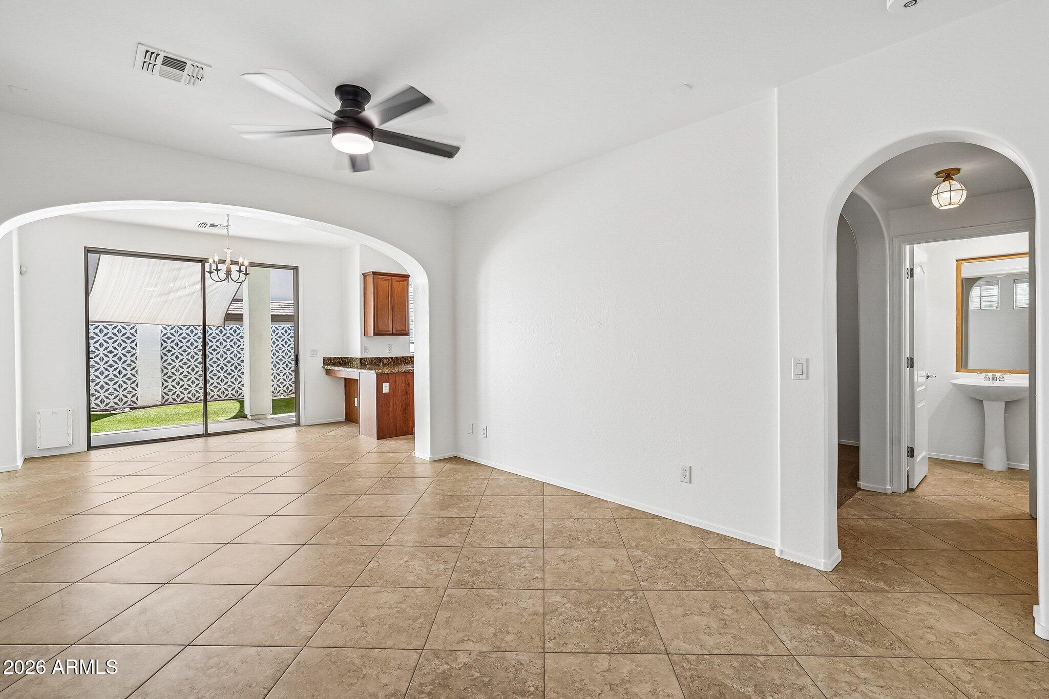 1641 W LACEWOOD Place