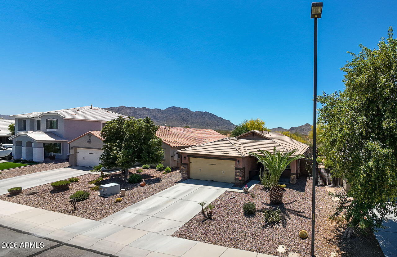 2215 E HAZELTINE Way