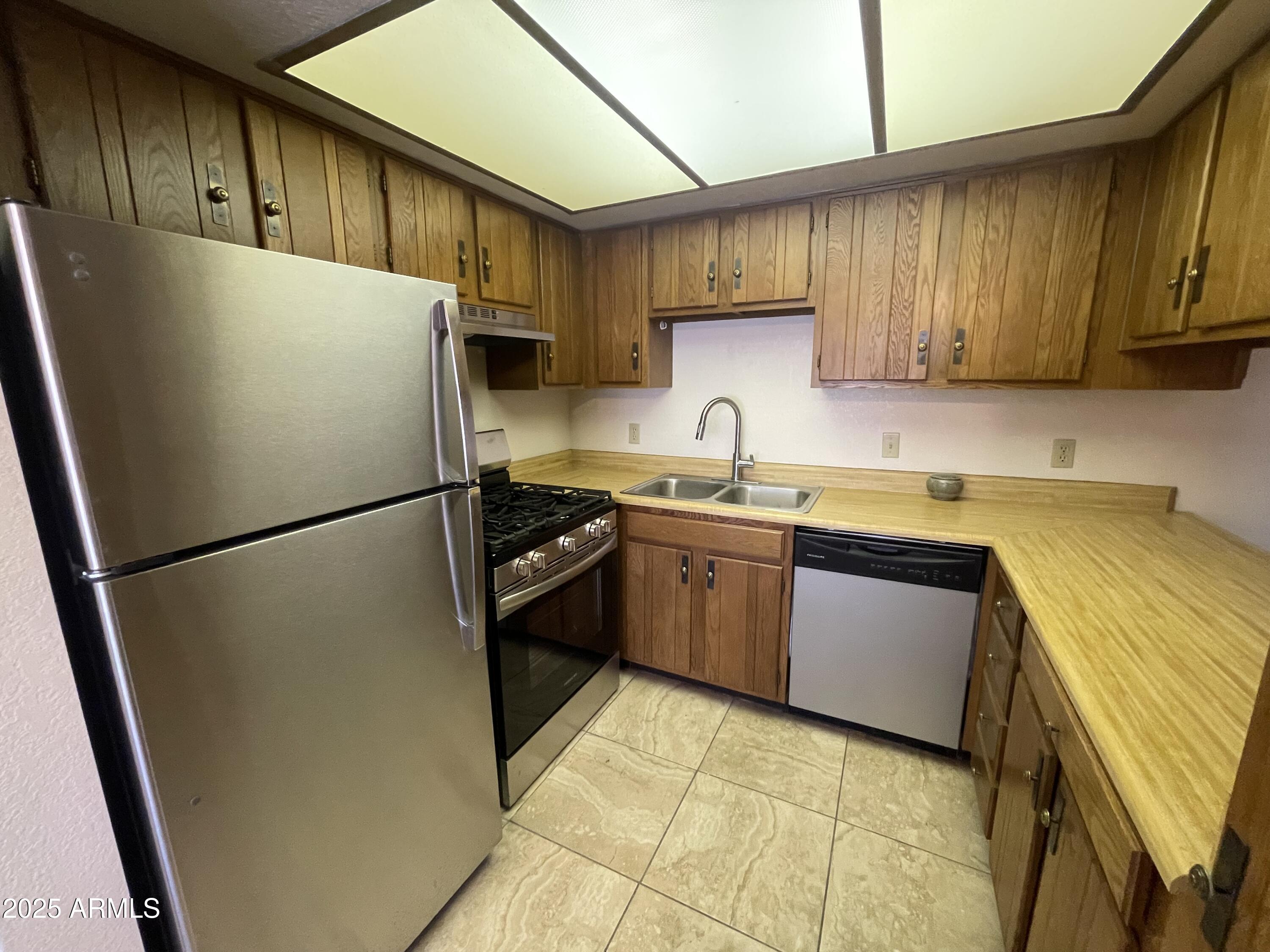 827 E LANCASTER Circle