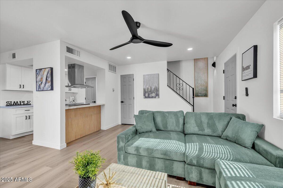 1208 E LAWRENCE Lane