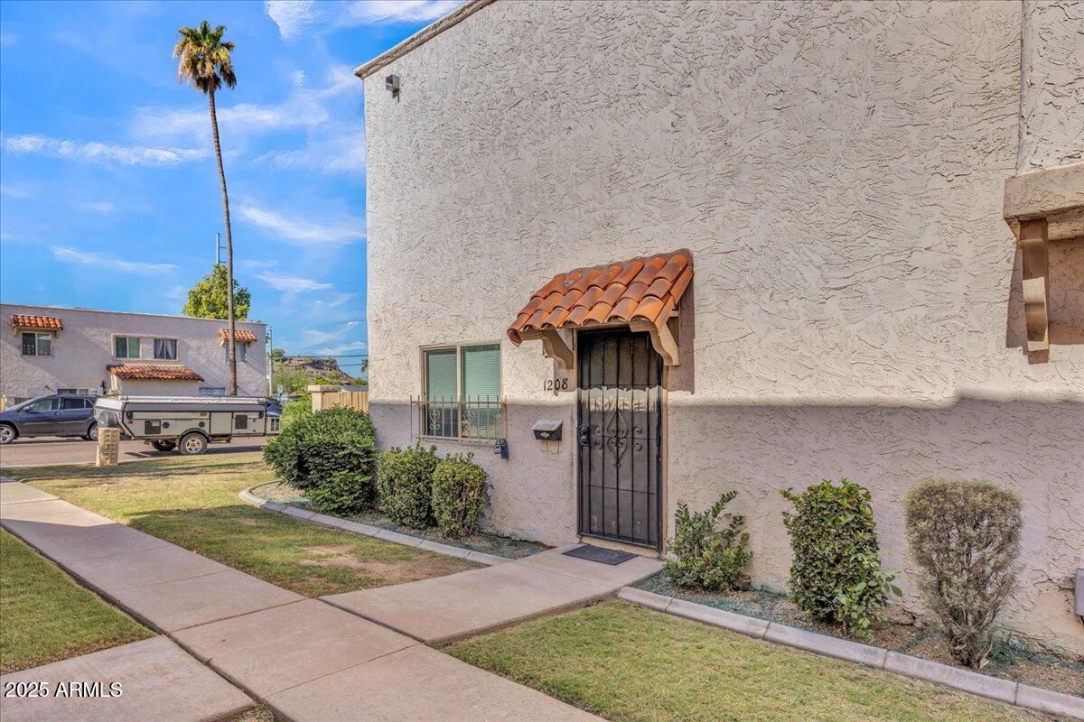 1208 E LAWRENCE Lane