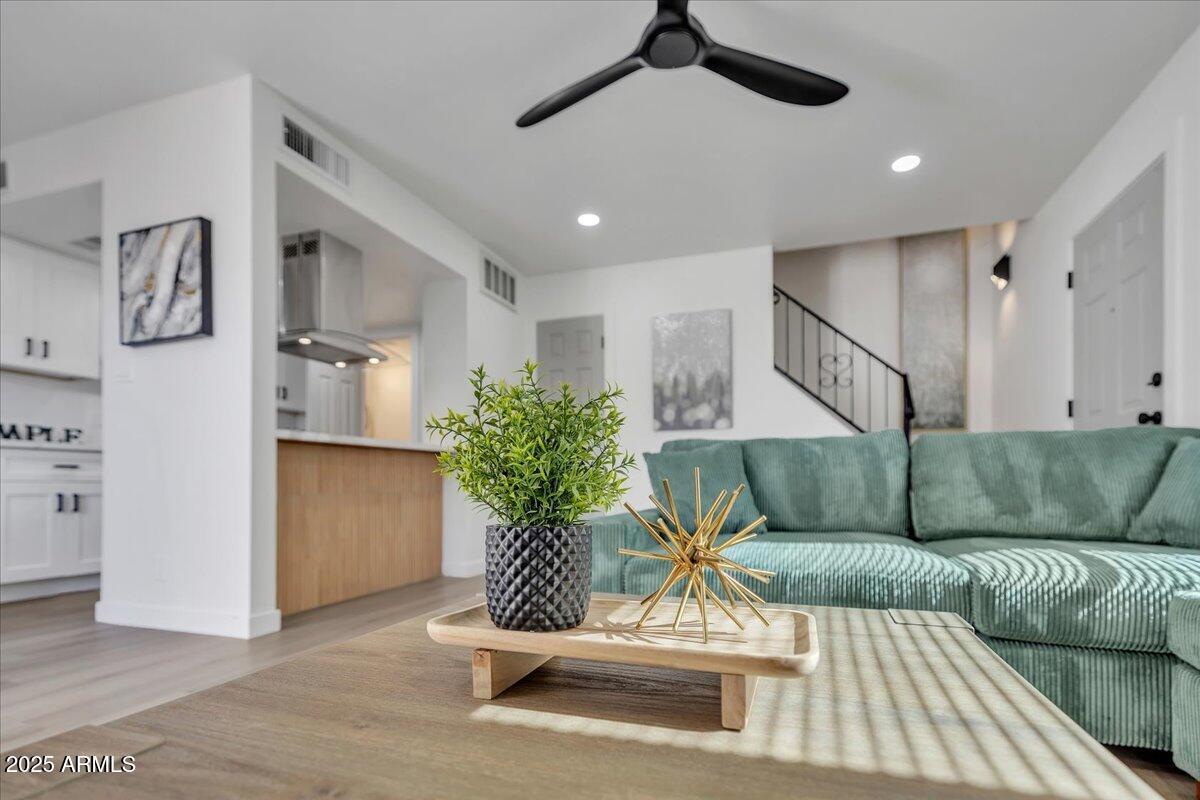 1208 E LAWRENCE Lane