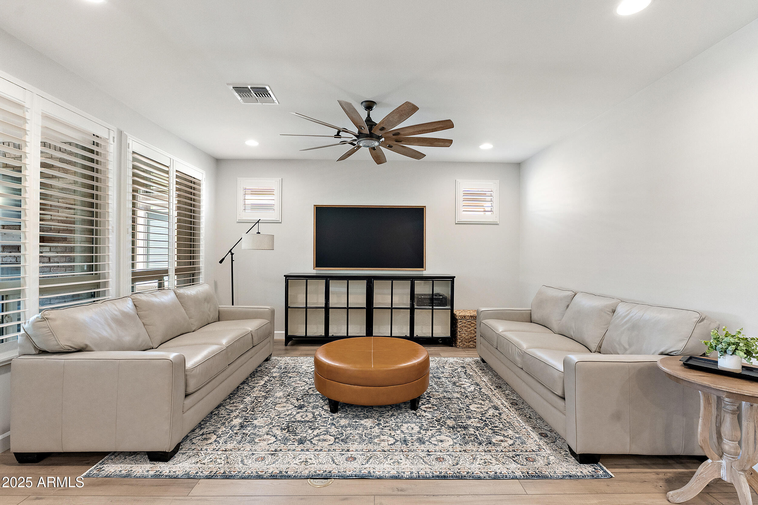 129 E Los Andes Lane