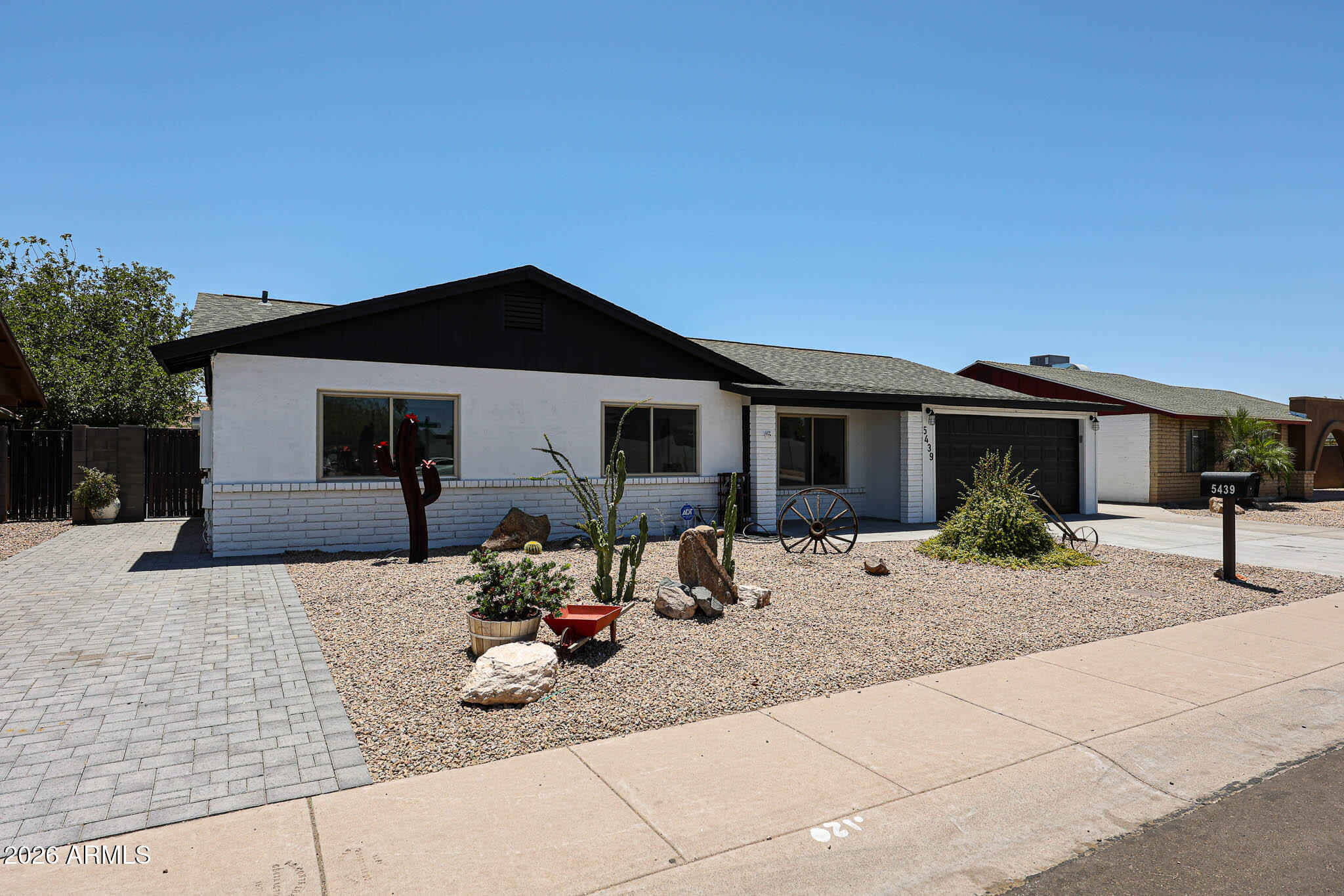 5439 W DESERT COVE Avenue
