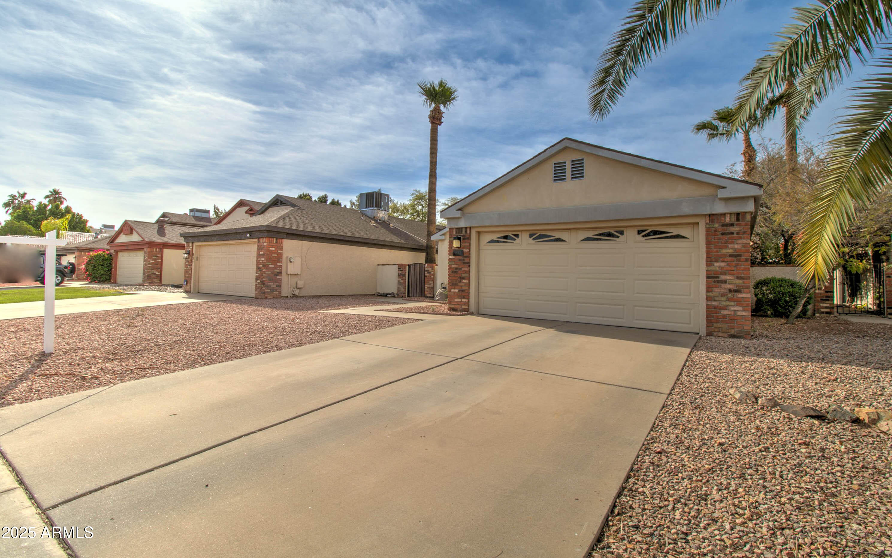 833 E MANOR Drive