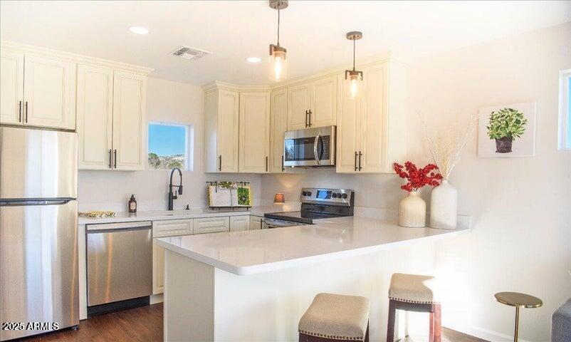 100 E WEE HOLLOW Drive