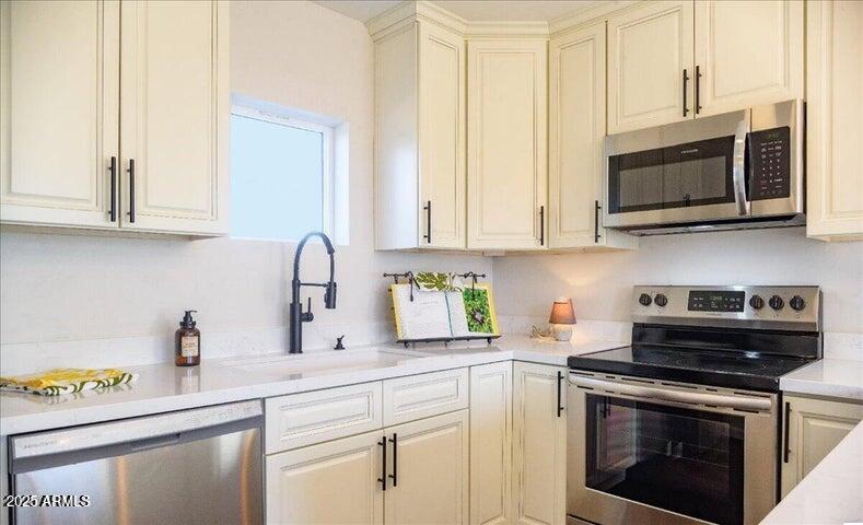 100 E WEE HOLLOW Drive