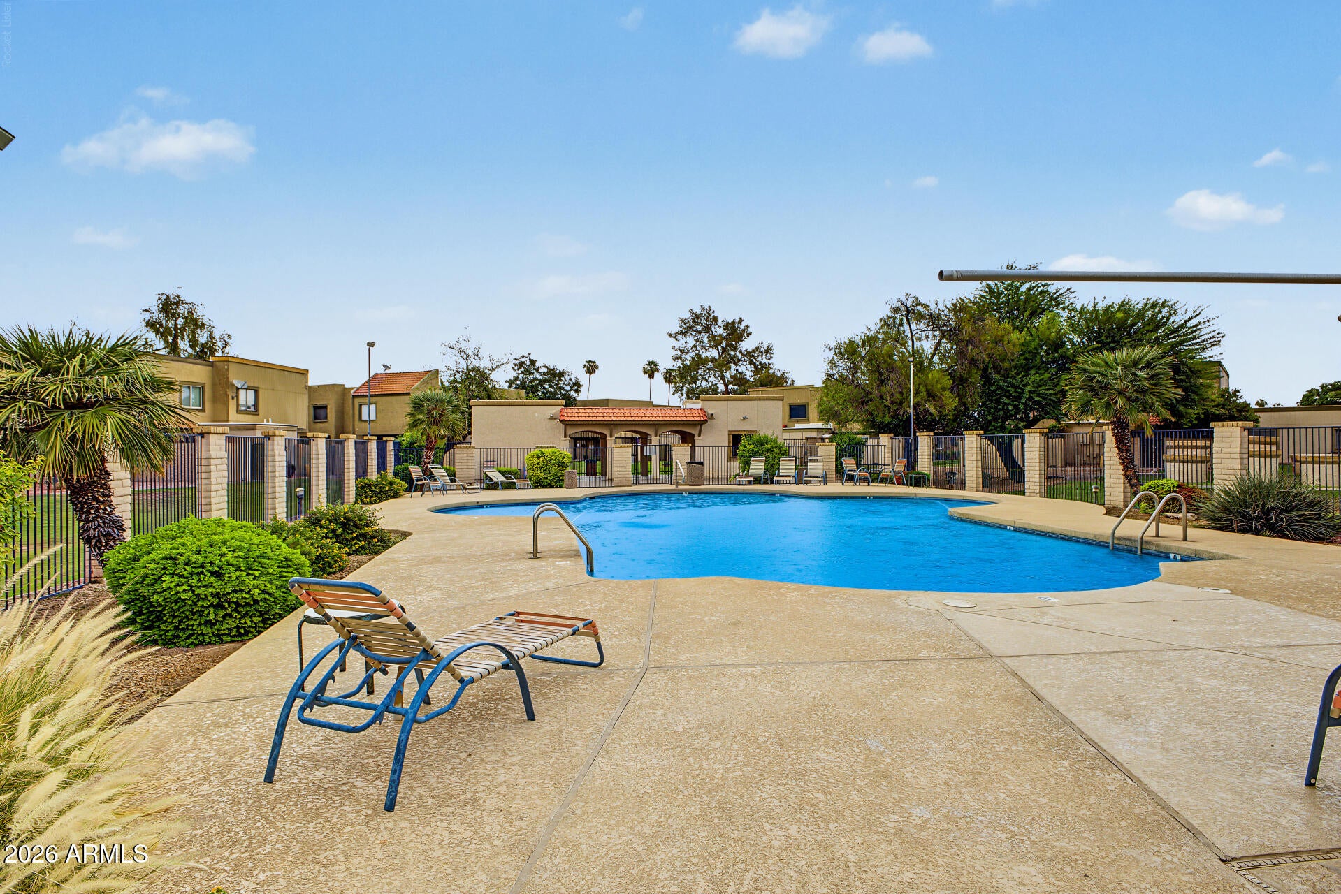 952 E DIAMOND Drive